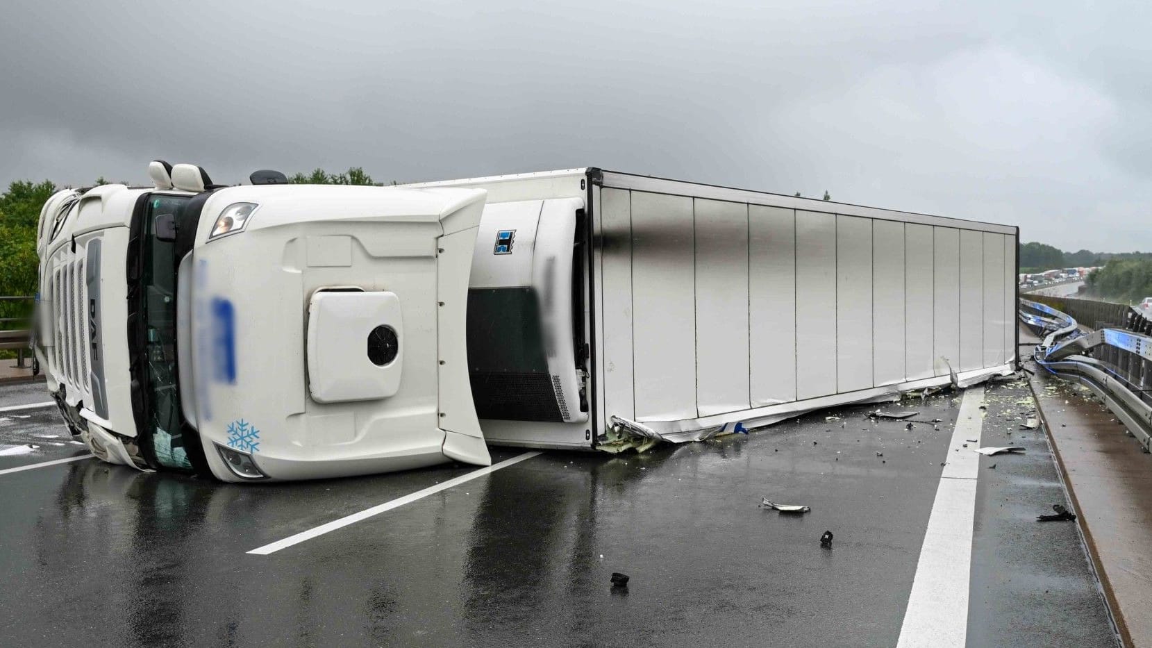 Umgekippter Lastwagen: Der Fahrer kam in ein Krankenhaus.