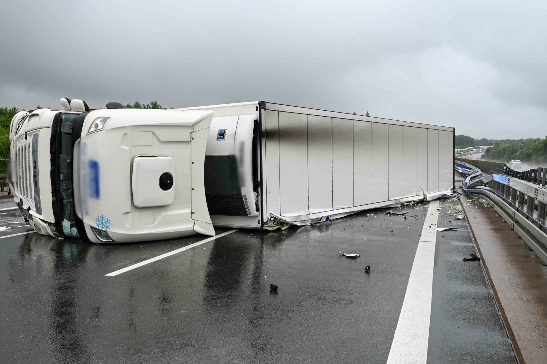 Umgekippter Lastwagen: Der Fahrer kam in ein Krankenhaus.