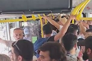 Touristen tummeln sich in einem überfüllten Bus. Touristen tummeln sich in einem überfüllten Bus.
