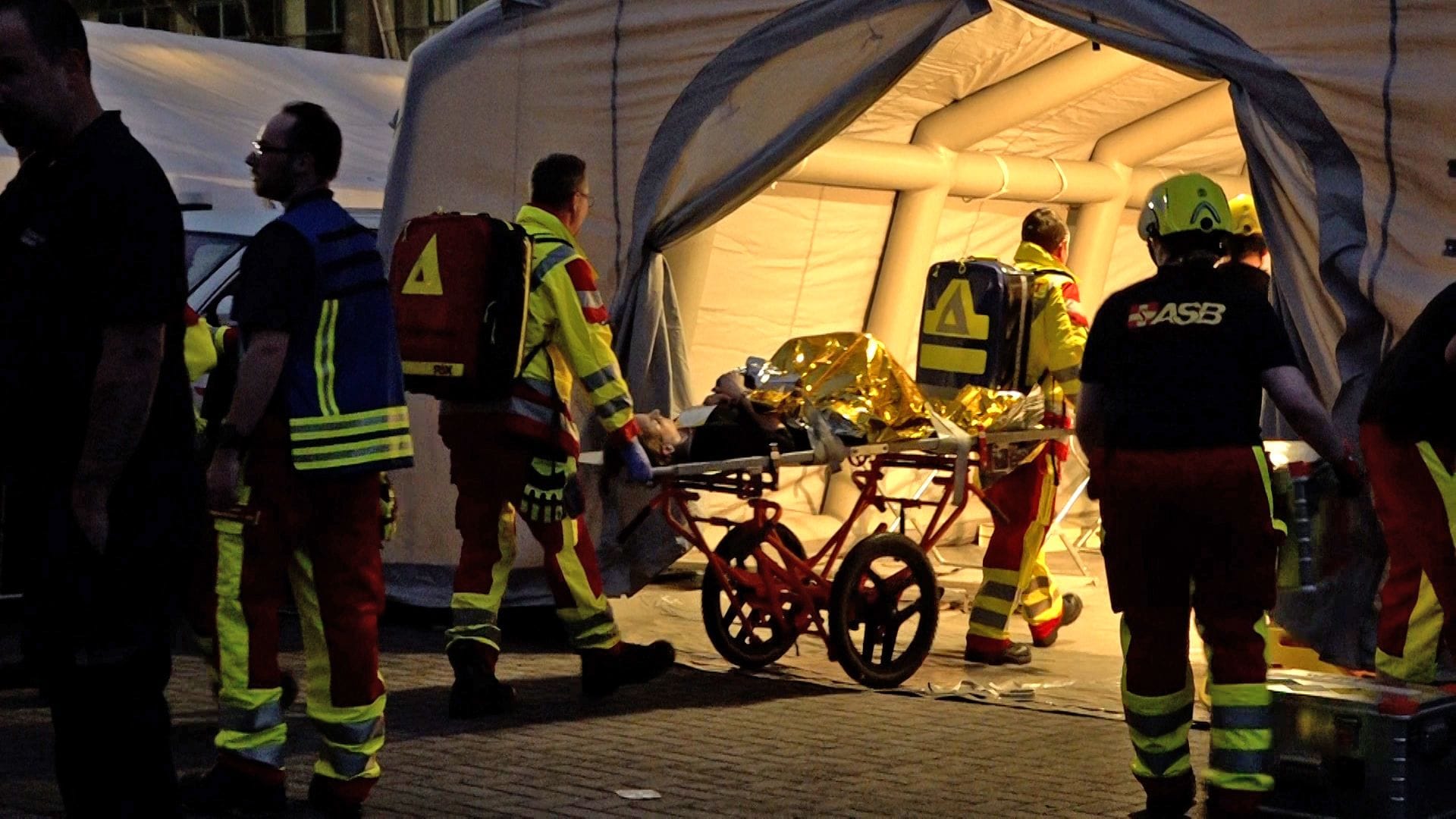 Einsatz am Volksparkstadion: Sanitäter bringen eine Person ins Versorgungszelt.