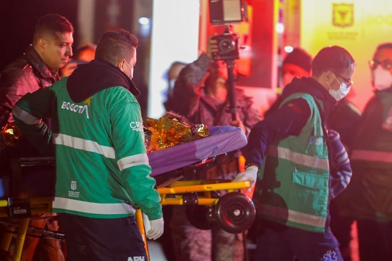 Sanitäter tragen eines der vier indigenen Kinder, die nach einem Flugzeugabsturz vermisst wurden, auf dem Militärflughafen in Bogota in einen Krankenwagen. (Archivbild)