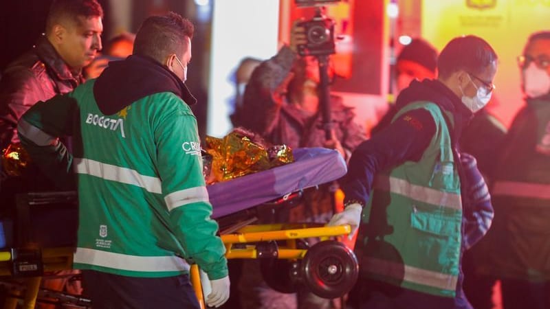 Sanitäter tragen eines der vier indigenen Kinder, die nach einem Flugzeugabsturz vermisst wurden, auf dem Militärflughafen in Bogota in einen Krankenwagen. (Archivbild)