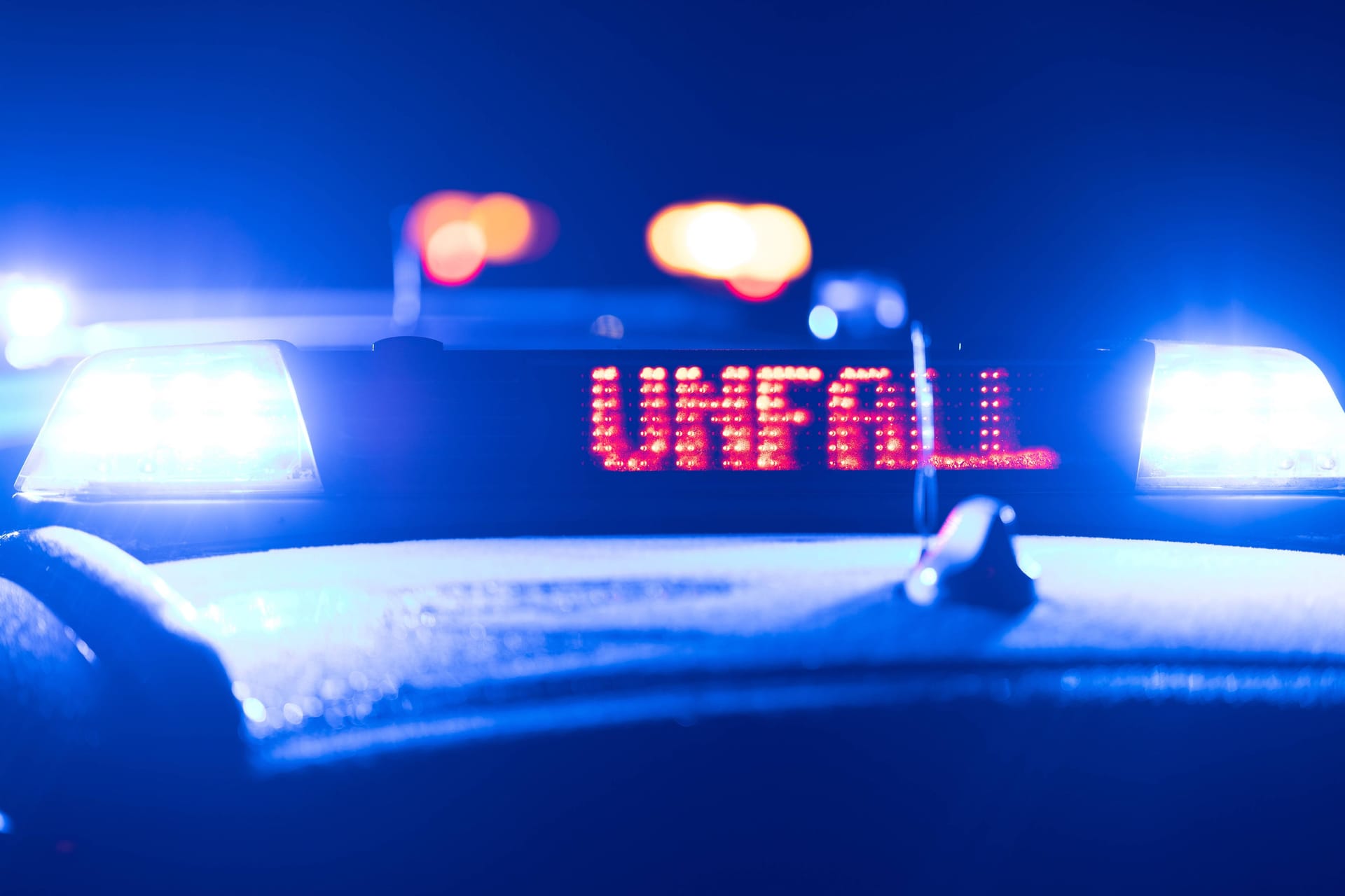 Ein Polizeiauto weist auf einen Unfall hin (Symbolbild):