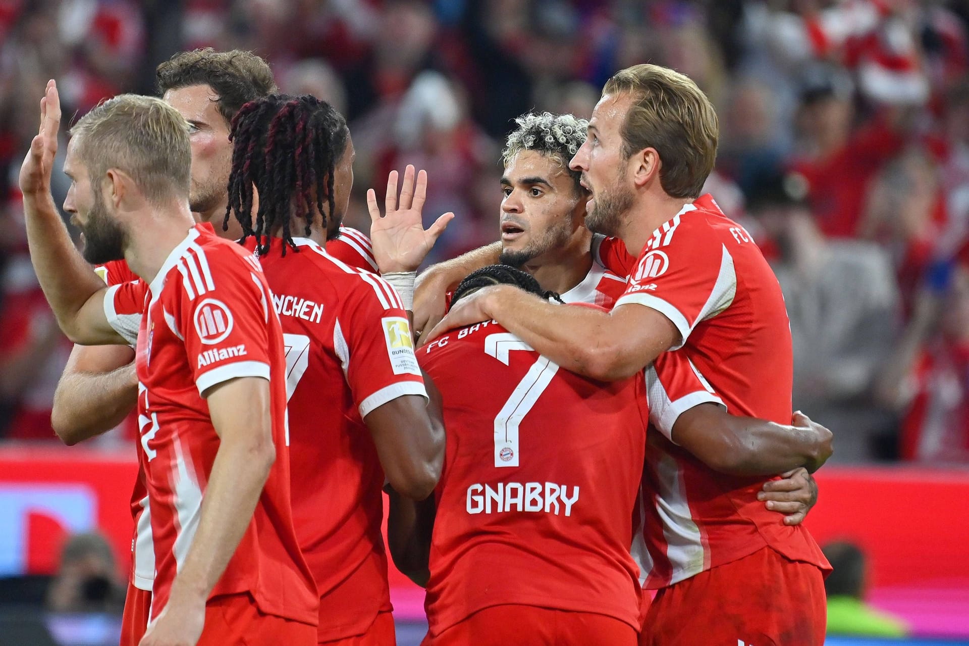 Der FC Bayern dominiert RB Leipzig und setzt sofort ein Zeichen im Titelrennen. Dabei weiß die Offensive um Neuzugang Luis Díaz zu begeistern. Die Einzelkritik.