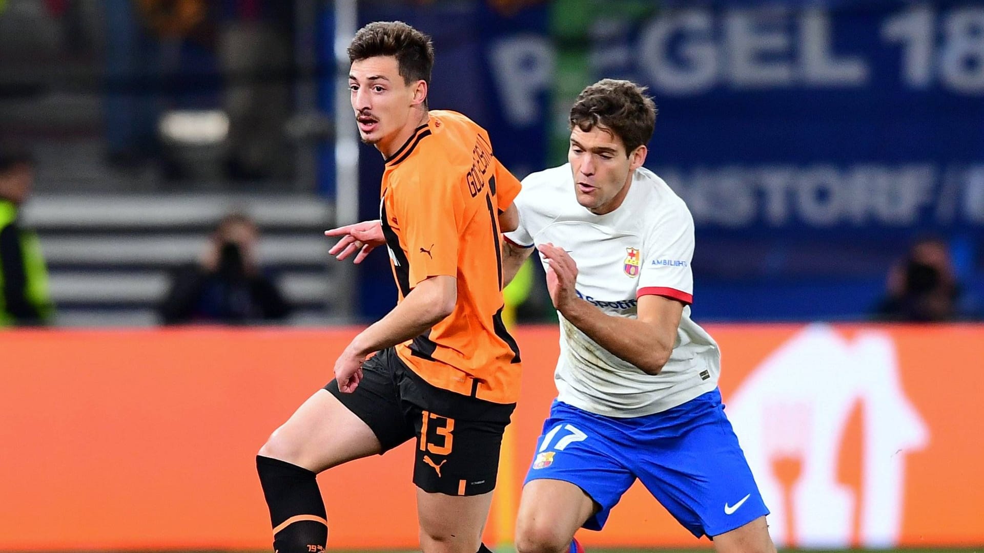 Giorgi Gocholeishvili (l.) im Zweikampf (Archivbild): Der Rechtsverteidiger kennt Hamburg bereits aus seiner Zeit bei Shakhtar Donetsk. Giorgi Gocholeishvili (l.) im Zweikampf (Archivbild): Der Rechtsverteidiger kennt Hamburg bereits aus seiner Zeit bei Shakhtar Donetsk.