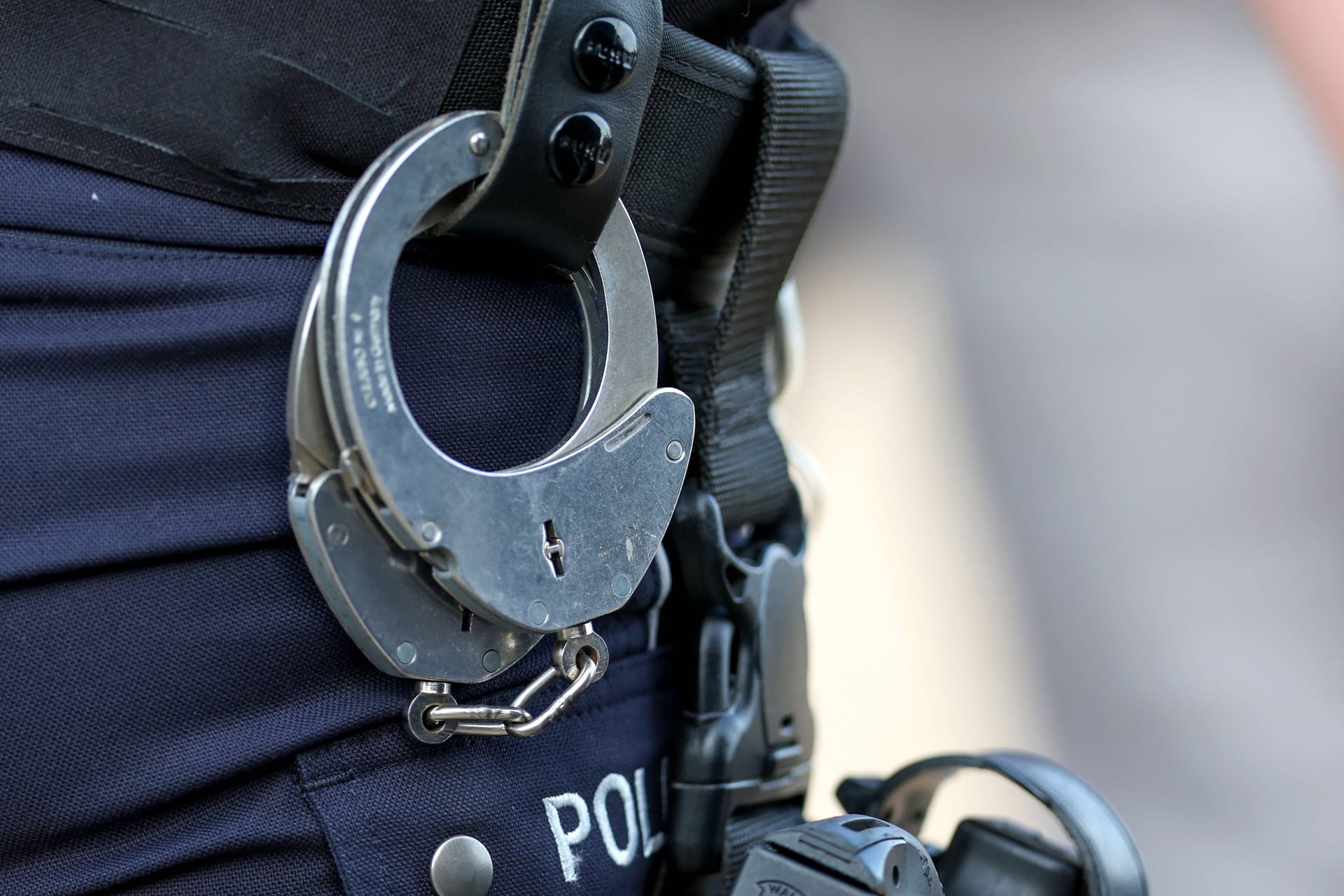 Polizist mit Handschellen (Symbolbild): Obwohl der Mann wusste, was ihm drohte, wurde er erneut auffällig.