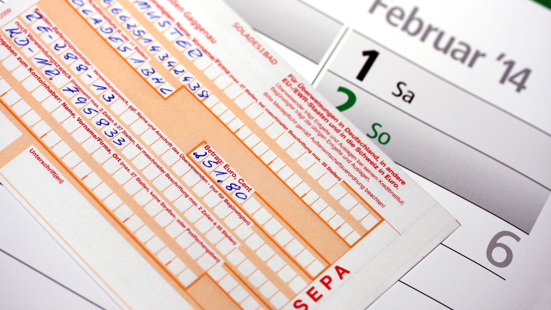 Ab dem 9. Oktober muss bei Überweisungen noch etwas besser aufgepasst werden: Ein Ampelsystem soll helfen (Symbolbild). Ab dem 9. Oktober muss bei Überweisungen noch etwas besser aufgepasst werden: Ein Ampelsystem soll helfen (Symbolbild).