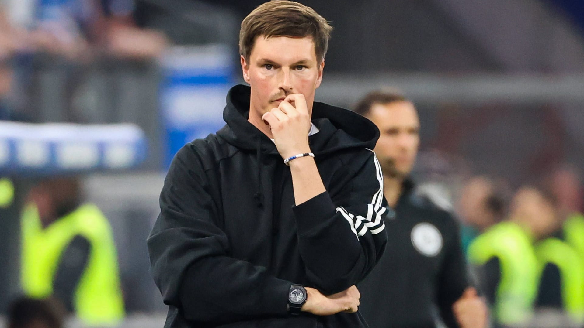 HSV-Trainer Merlin Polzin schaut nachdenklich (Archivbild): Der Aufsteiger kassierte auf Mallorca die nächste Niederlage in der Vorbereitung.
