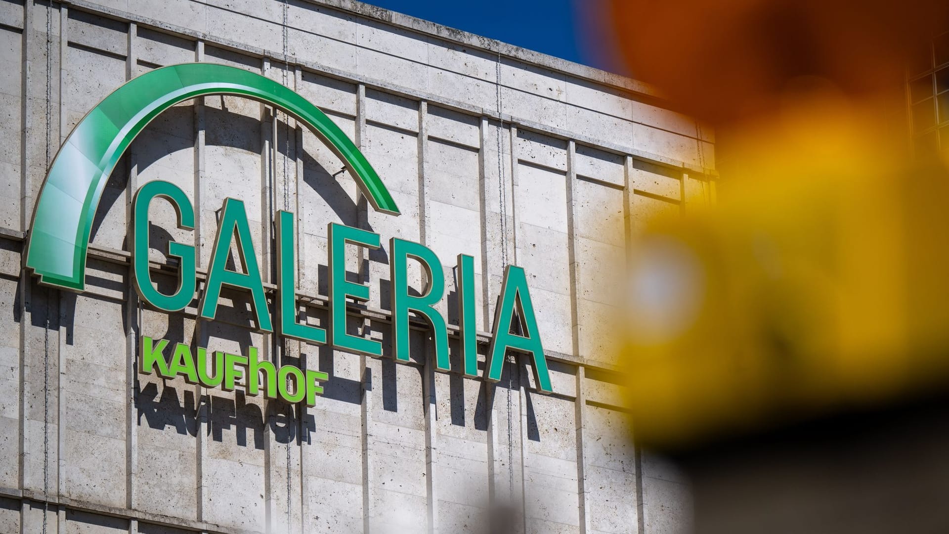 Logo der Galeria Kaufhof am Alexanderplatz (Archivfoto): Über die Zukunft des Warenhauses wird seit Monaten verhandelt. Logo der Galeria Kaufhof am Alexanderplatz (Archivfoto): Über die Zukunft des Warenhauses wird seit Monaten verhandelt.