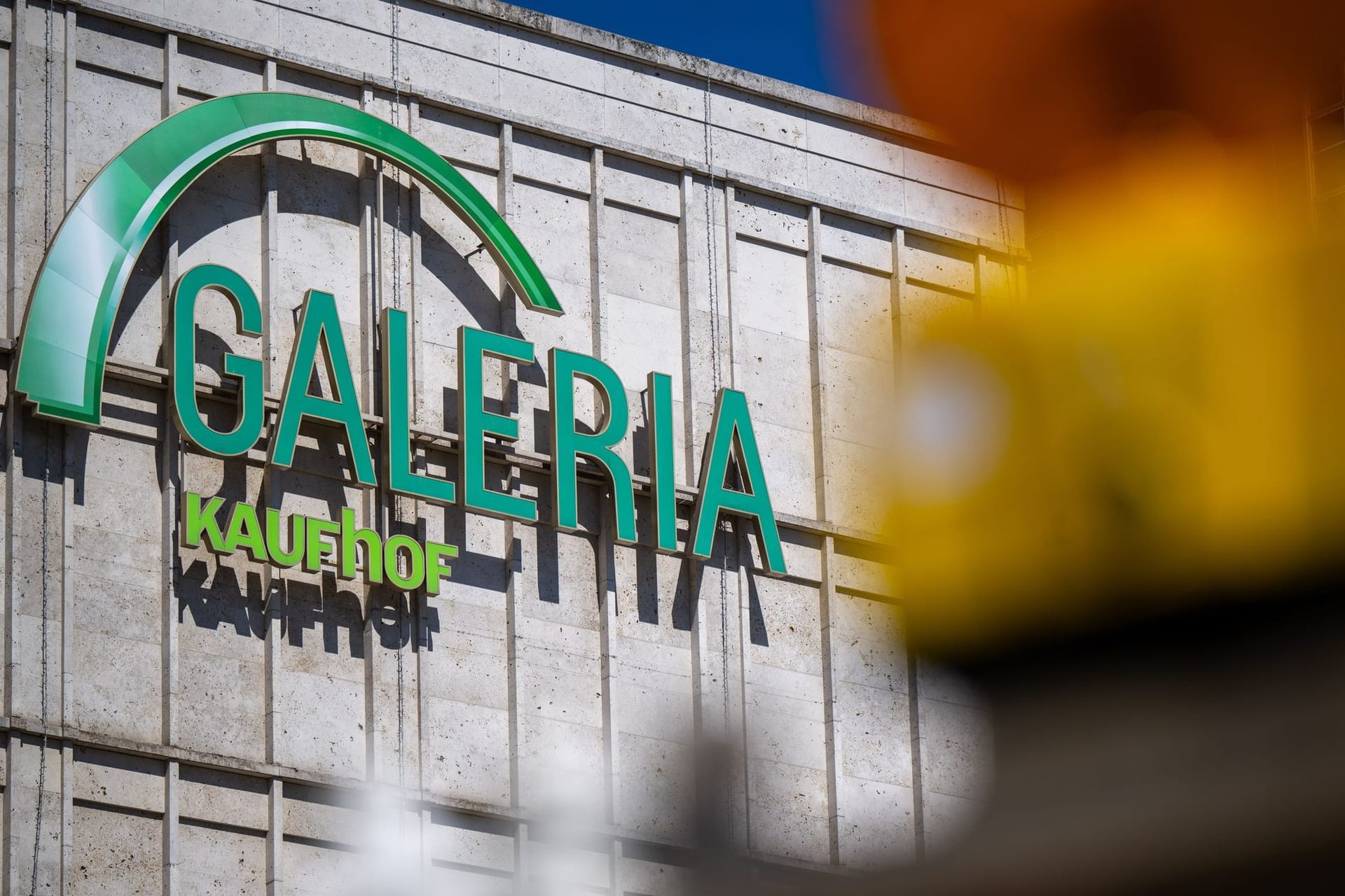 Logo der Galeria Kaufhof am Alexanderplatz (Archivfoto): Über die Zukunft des Warenhauses wird seit Monaten verhandelt.