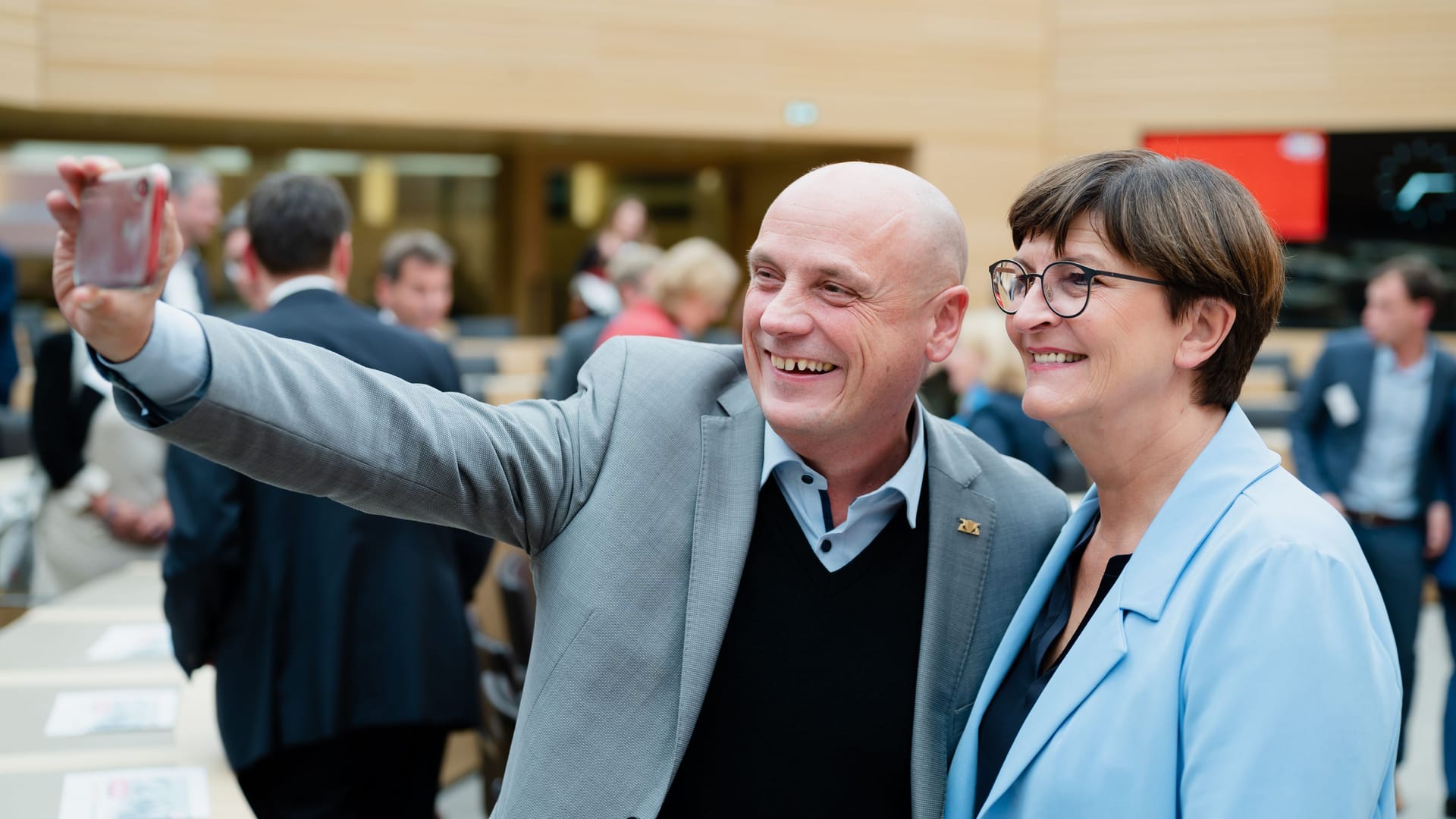 Daniel Born mit Ex-SPD-Chefin Saskia Esken (Archivbild): Kolumnist Uwe Vorkötter analysiert den Umgang mit dem Politiker.