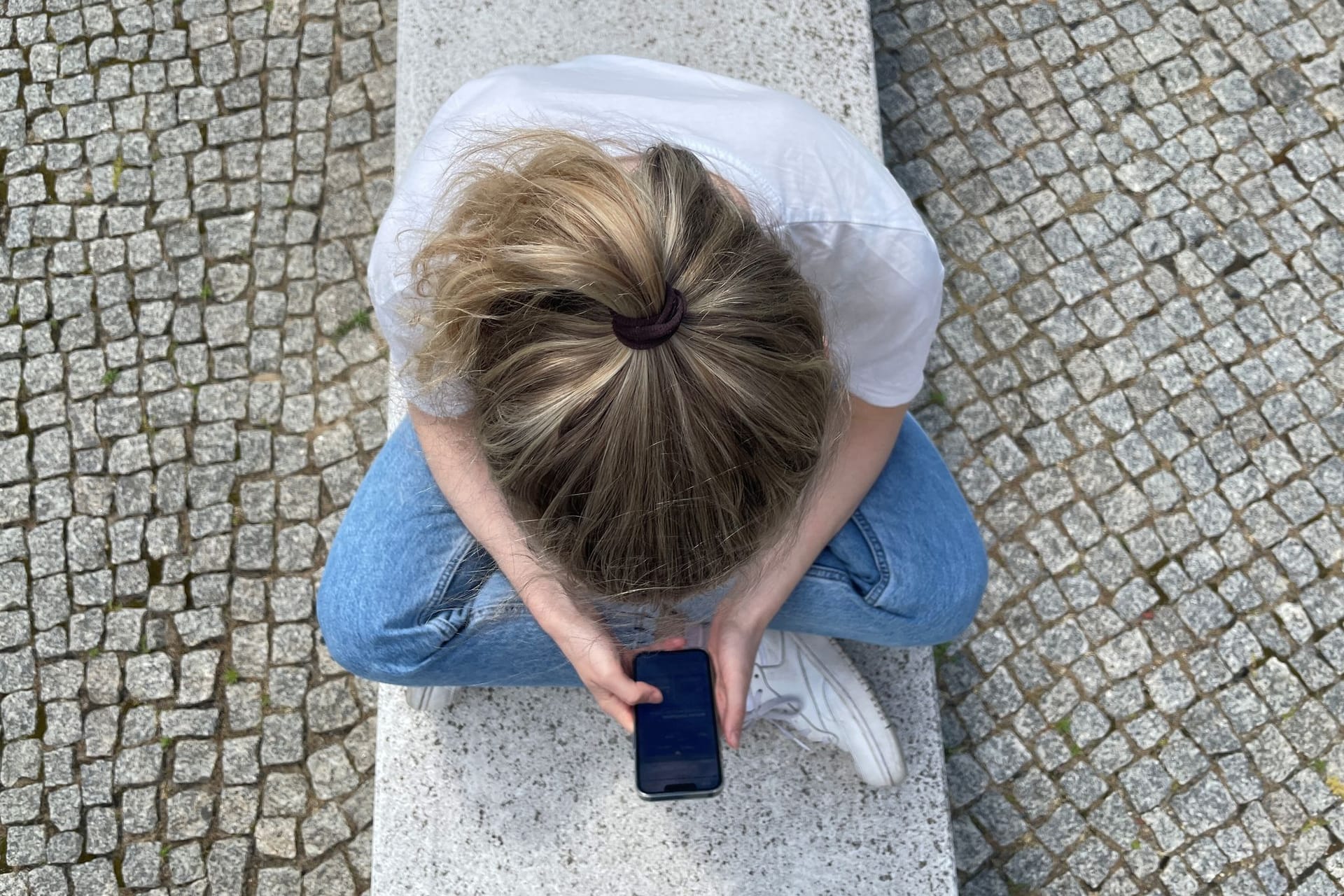 Eine Frau schaut auf ihr Smartphone