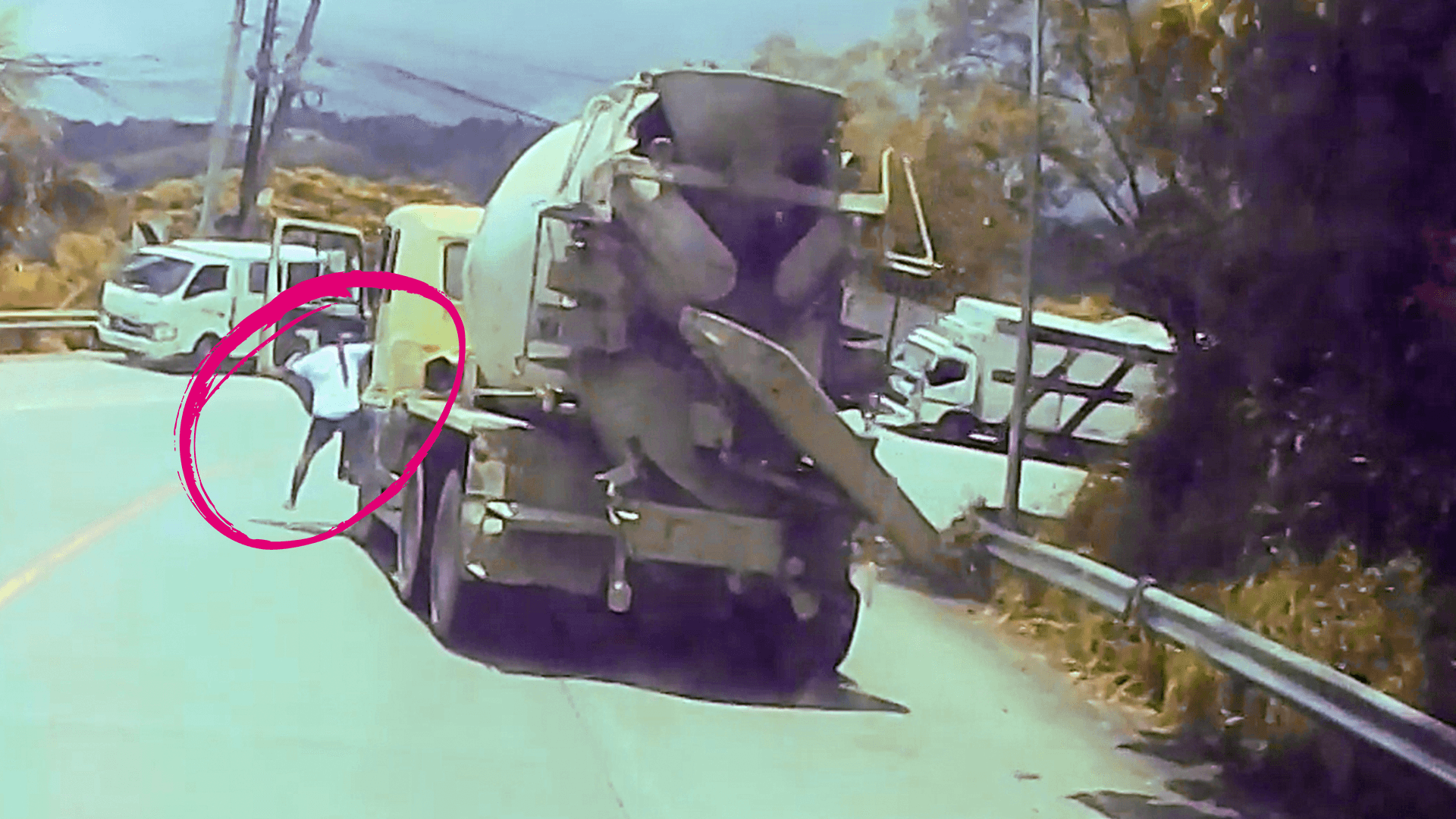 Die Bremsen versagen – und der Fahrer steuert direkt auf den Abgrund zu.