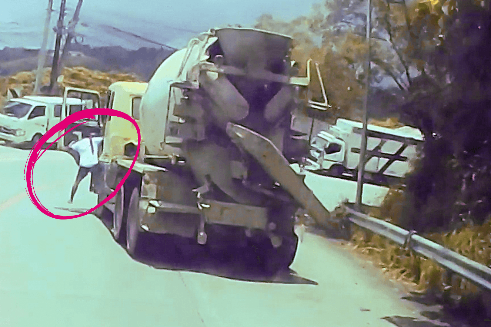 Die Bremsen versagen – und der Fahrer steuert direkt auf den Abgrund zu. Die Bremsen versagen – und der Fahrer steuert direkt auf den Abgrund zu.