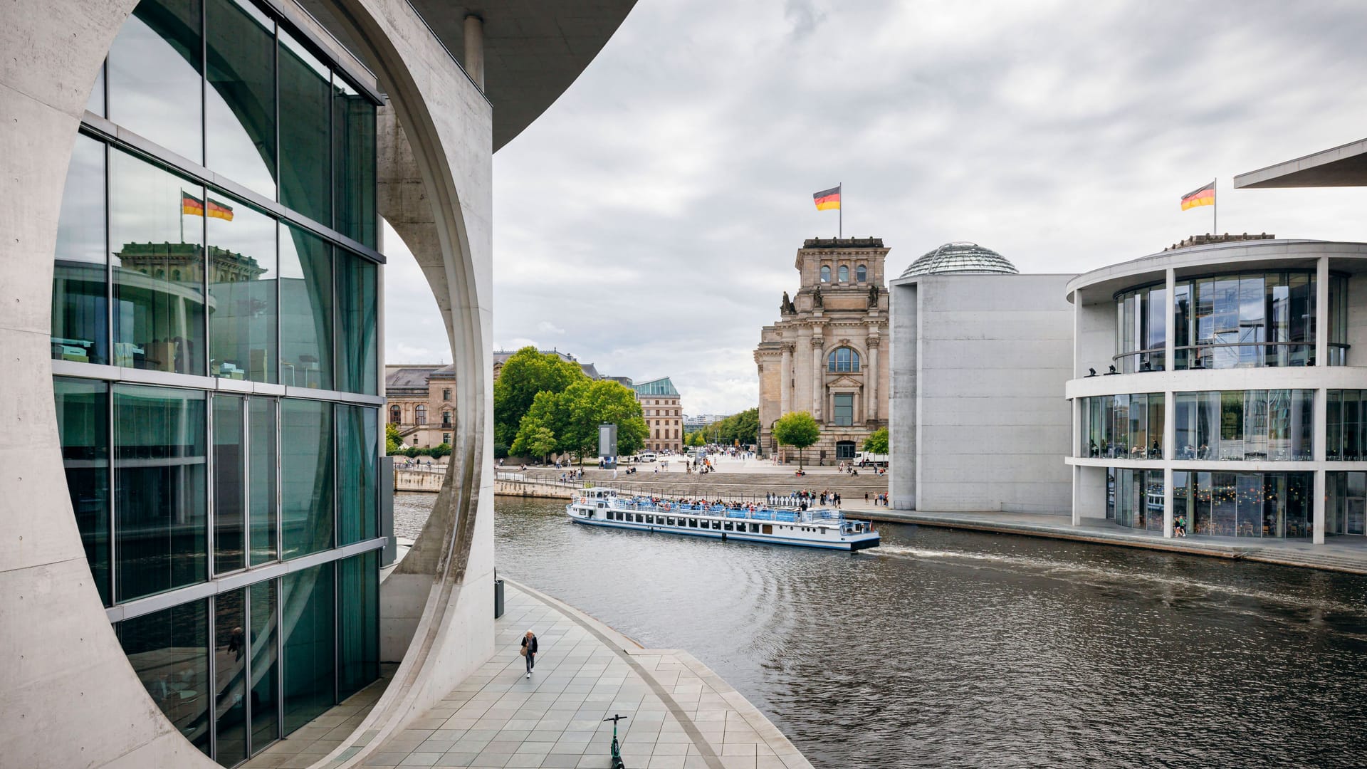 Das Marie-Elisabeth-Lüders-Haus, ein Teil des Bundestages: Hier sollen bald Yoga-Kurse für die Mitarbeiter des Parlaments stattfinden. Das Marie-Elisabeth-Lüders-Haus, ein Teil des Bundestages: Hier sollen bald Yoga-Kurse für die Mitarbeiter des Parlaments stattfinden.