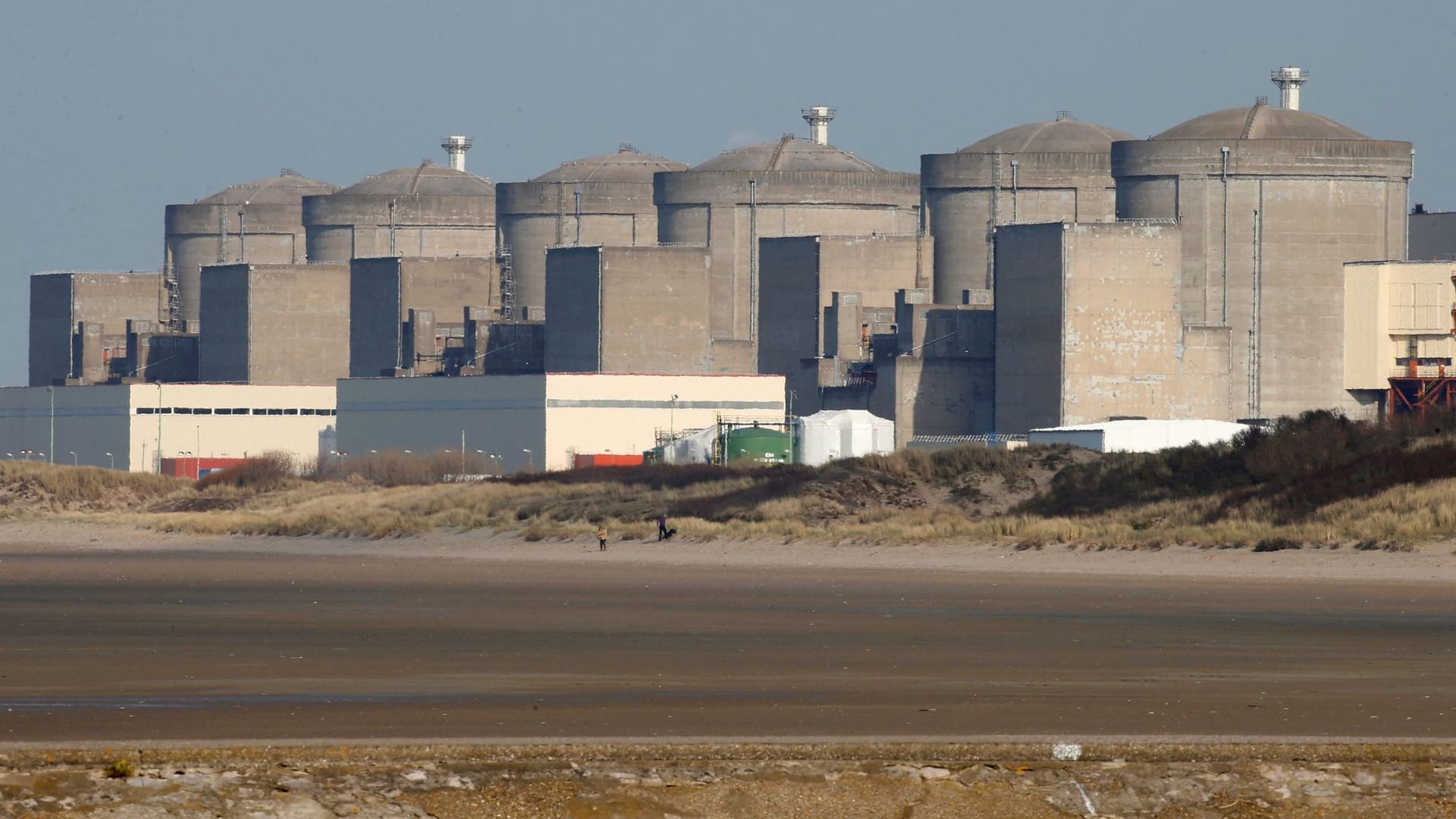 Das Atomkraftwerk Gravelines in Frankreich (Archivbild): Nach einer Quallen-Attacke steht der Betrieb still.