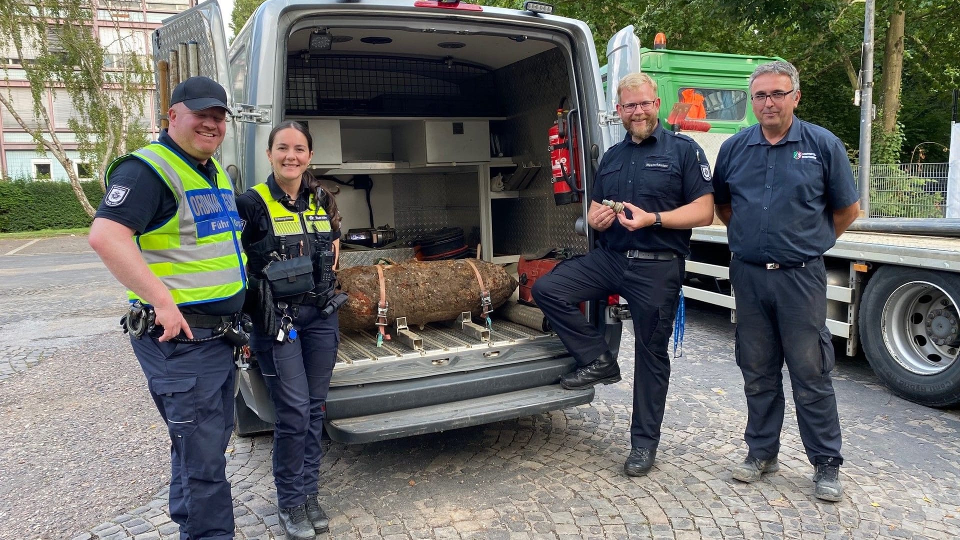 Diese Weltrkiegsbombe wurde am Dienstagabend entschärft. Von links nach rechts: Mike Kalledat, Katharina Berg, Florian Westerhausen (alle Ordnungsamt) sowie Michael Daenecke (KBD). Diese Weltrkiegsbombe wurde am Dienstagabend entschärft. Von links nach rechts: Mike Kalledat, Katharina Berg, Florian Westerhausen (alle Ordnungsamt) sowie Michael Daenecke (KBD).