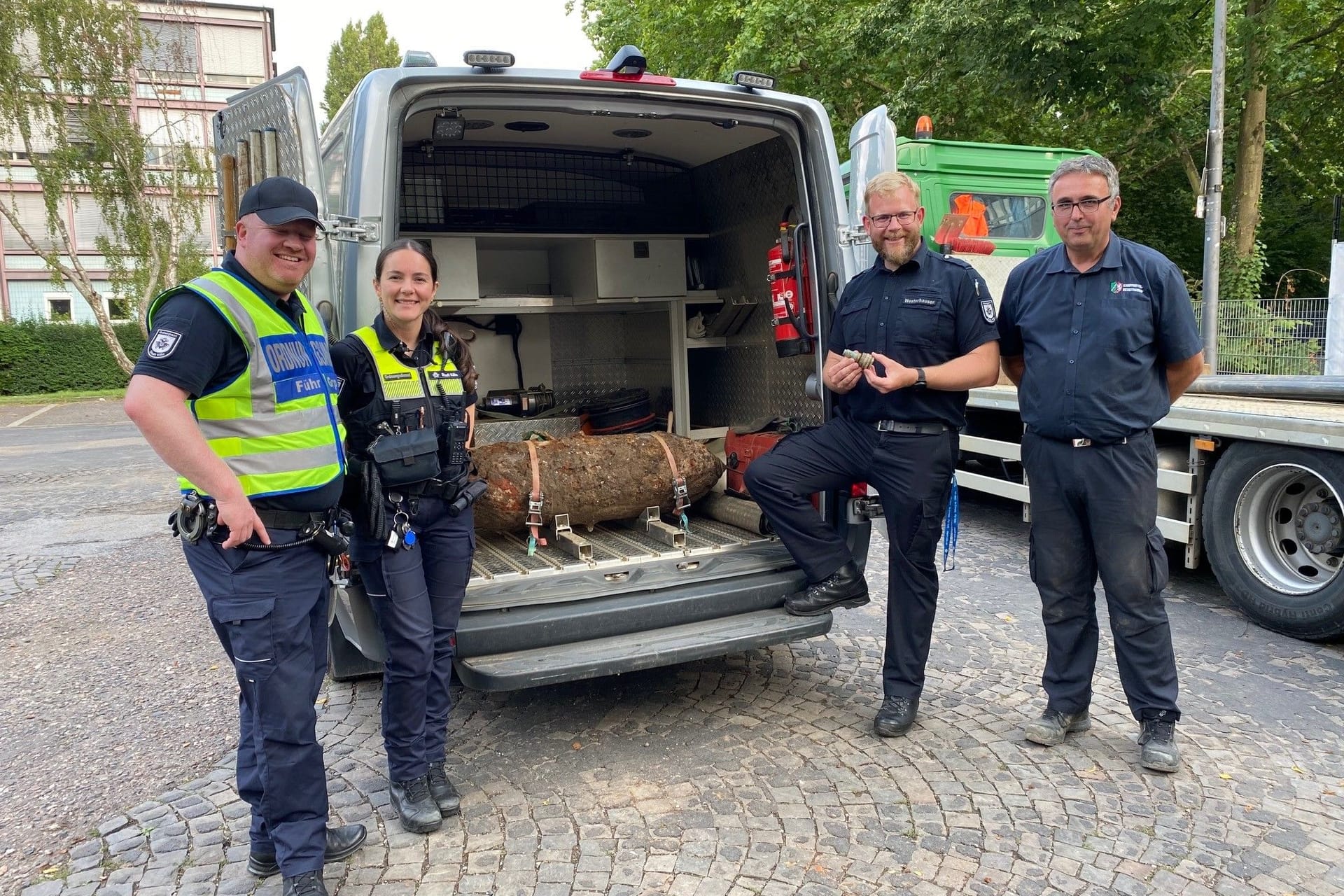Diese Weltrkiegsbombe wurde am Dienstagabend entschärft. Von links nach rechts: Mike Kalledat, Katharina Berg, Florian Westerhausen (alle Ordnungsamt) sowie Michael Daenecke (KBD).