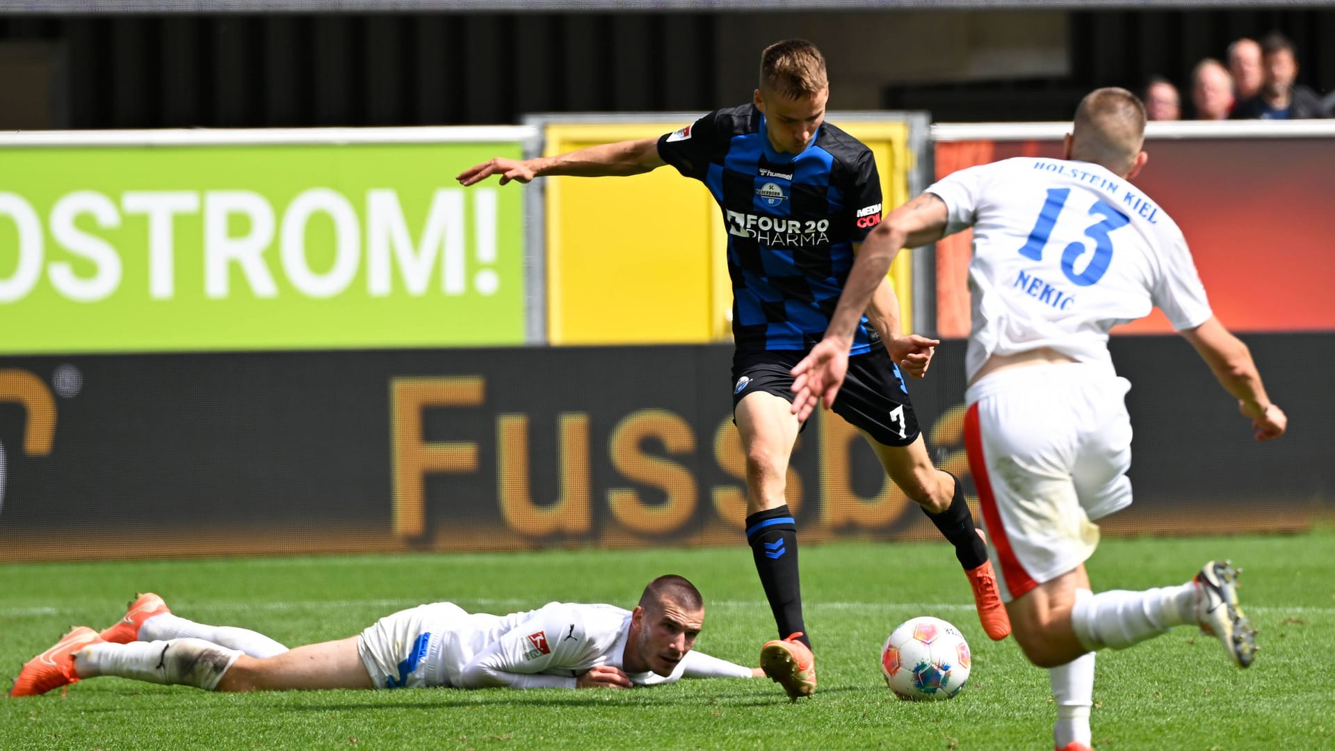 Das Siegtor für Paderborn: Filip Bilbija trifft gegen Kiel.
