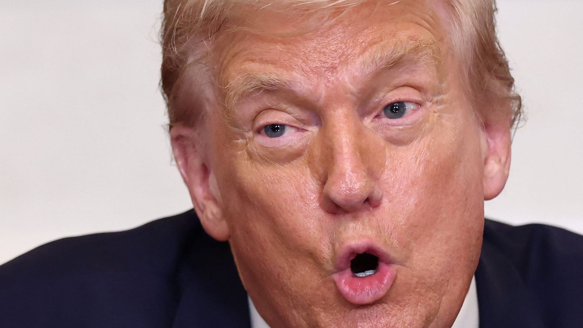 Donald Trump spricht im Weißen Haus zu Journalisten. Er hat den Tausch von Gebieten im Ukrainekrieg angedeutet.