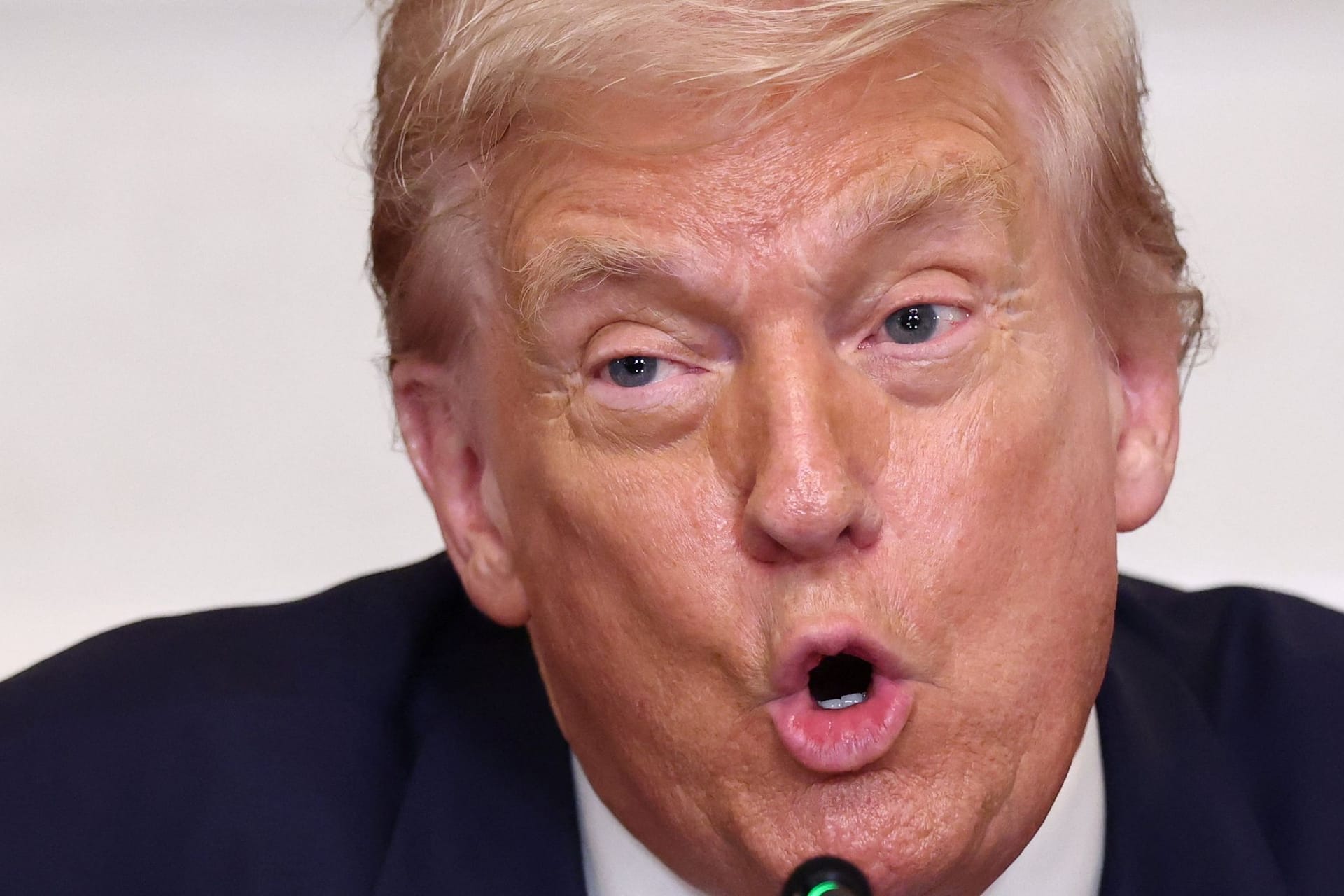 Donald Trump spricht im Weißen Haus zu Journalisten. Er hat den Tausch von Gebieten im Ukrainekrieg angedeutet.