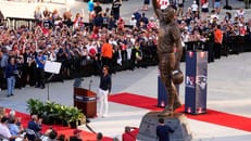 Brady in Bronze: Patriots ehren Quarterback mit Statue