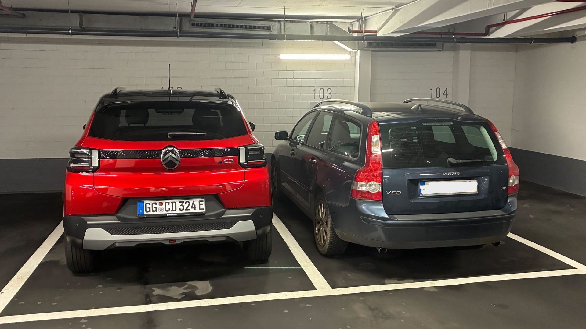 "Kleines" E-SUV vs. klassischer Kombi: Neben dem Citroën sieht selbst ein Volvo klein aus.