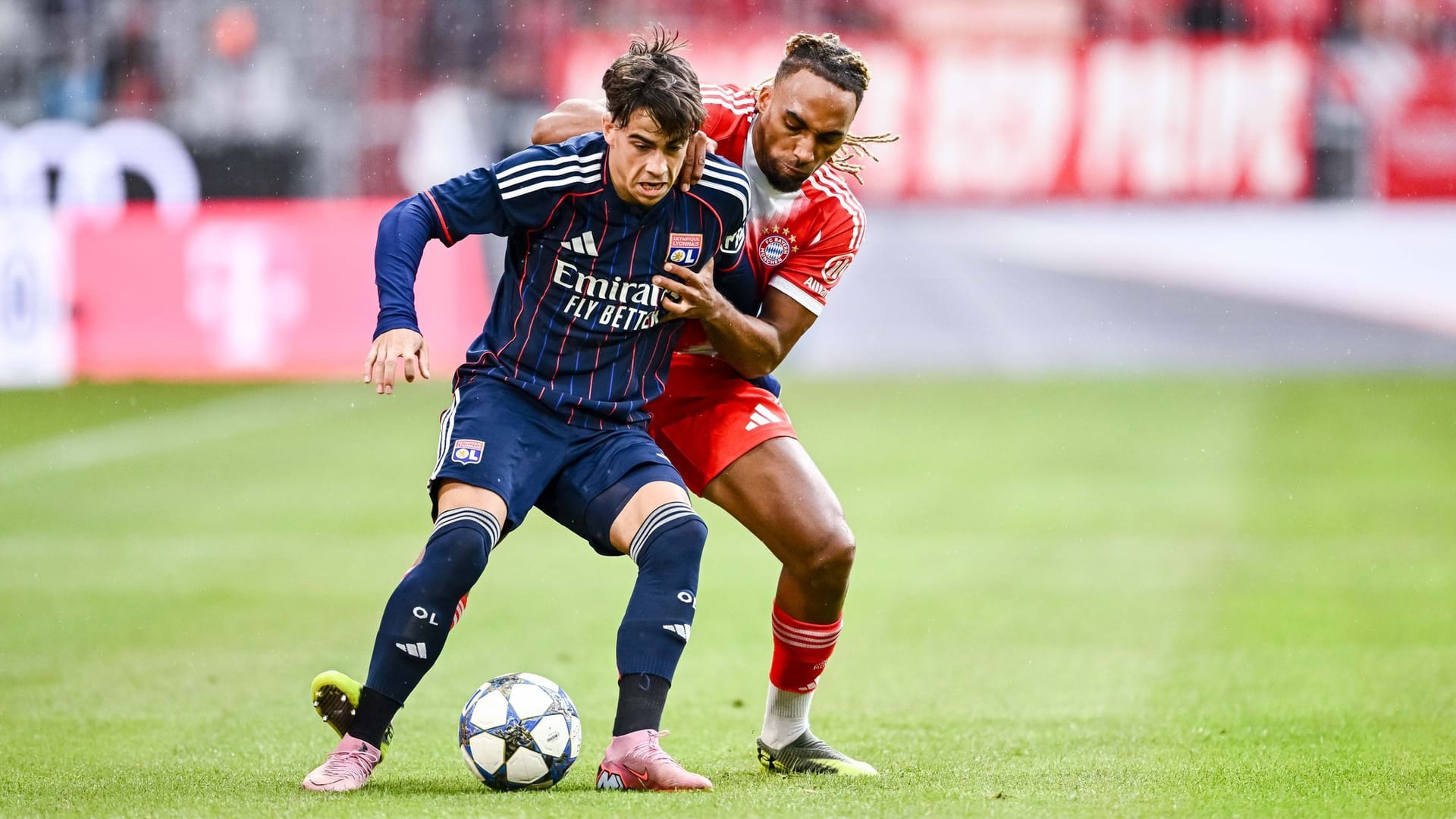 Lyons Afonso Moreira (l) in Aktion gegen Bayerns Sacha Boey (r): Szenen wie diese bekamen die Bayern-Fans nicht live zu sehen.
