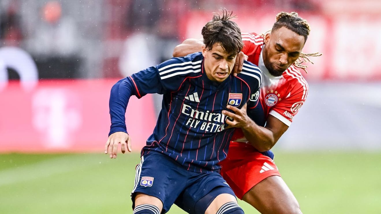 Lyons Afonso Moreira (l) in Aktion gegen Bayerns Sacha Boey (r): Szenen wie diese bekamen die Bayern-Fans nicht live zu sehen.
