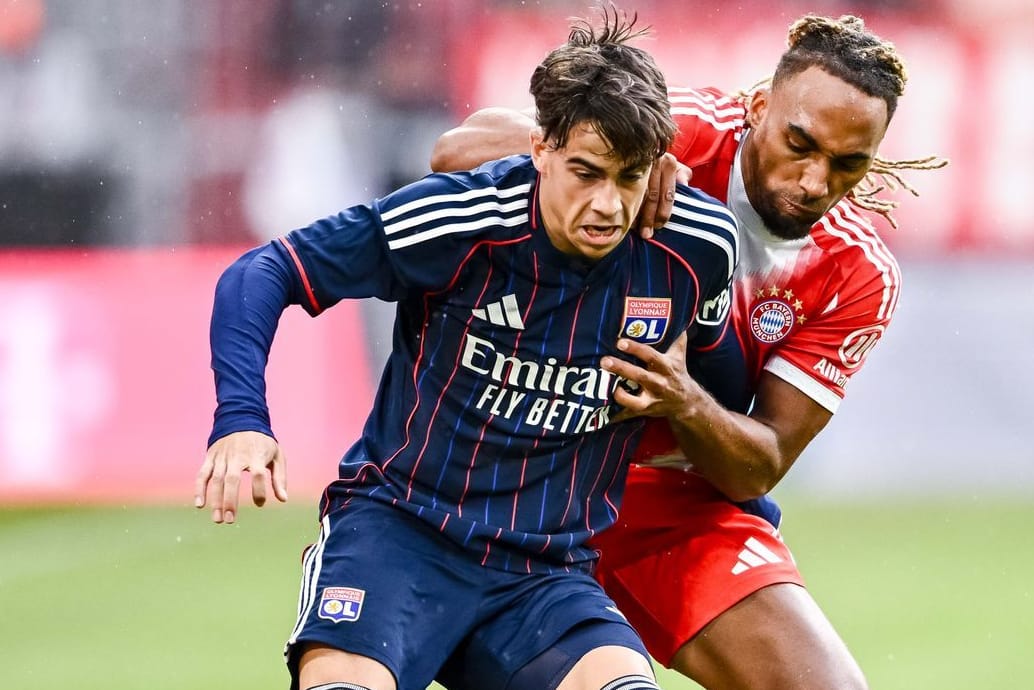 Lyons Afonso Moreira (l) in Aktion gegen Bayerns Sacha Boey (r): Szenen wie diese bekamen die Bayern-Fans nicht live zu sehen.
