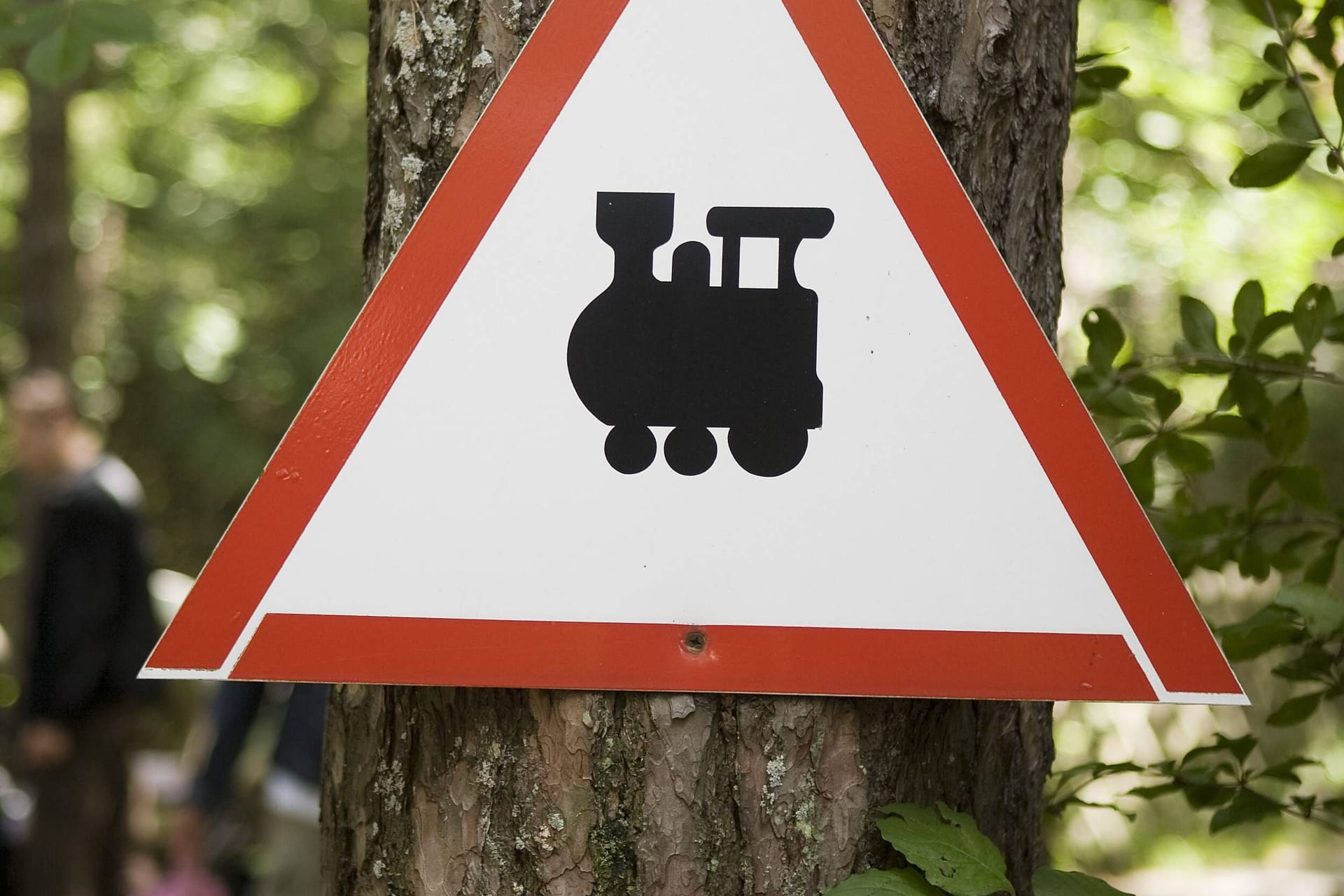 Schild – Vorsicht Eisenbahn – im Märchenwald im Isartal bei Wolfratshausen (Archivbild).