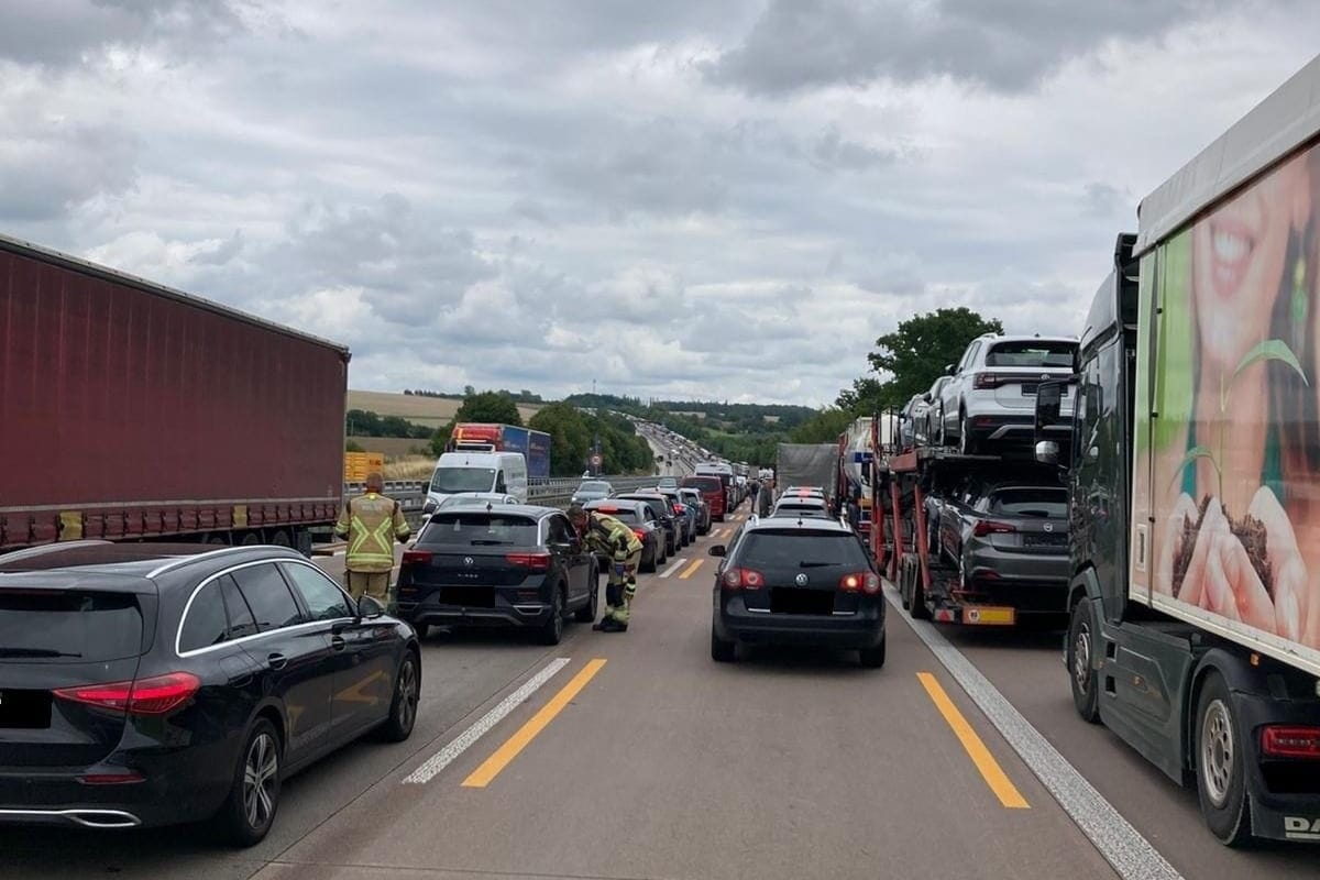 Fehlende Rettungsgasse: Feuerwehrleute müssen Autofahrer bitten, Platz zu machen.