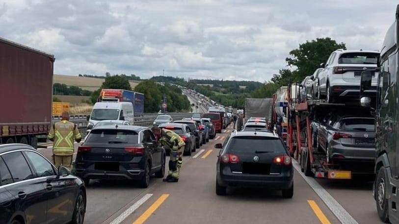 Fehlende Rettungsgasse: Feuerwehrleute müssen Autofahrer bitten, Platz zu machen.