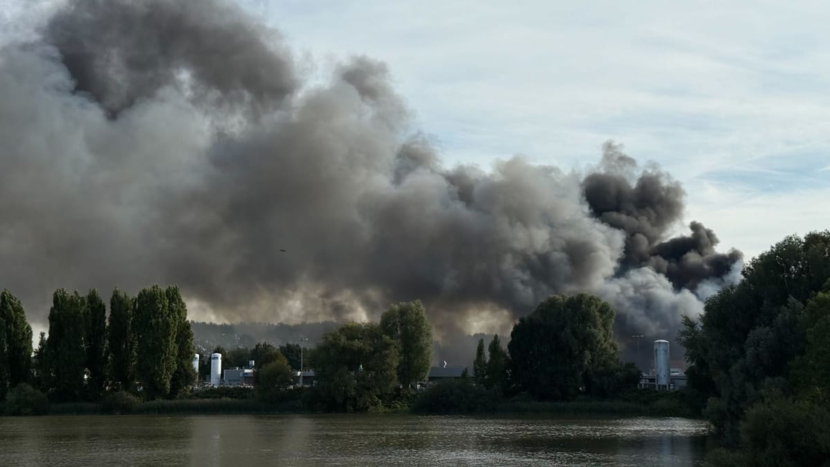 Hamburg: Großbrand in Veddel – Lachgas-Explosionen auf Logistikgelände