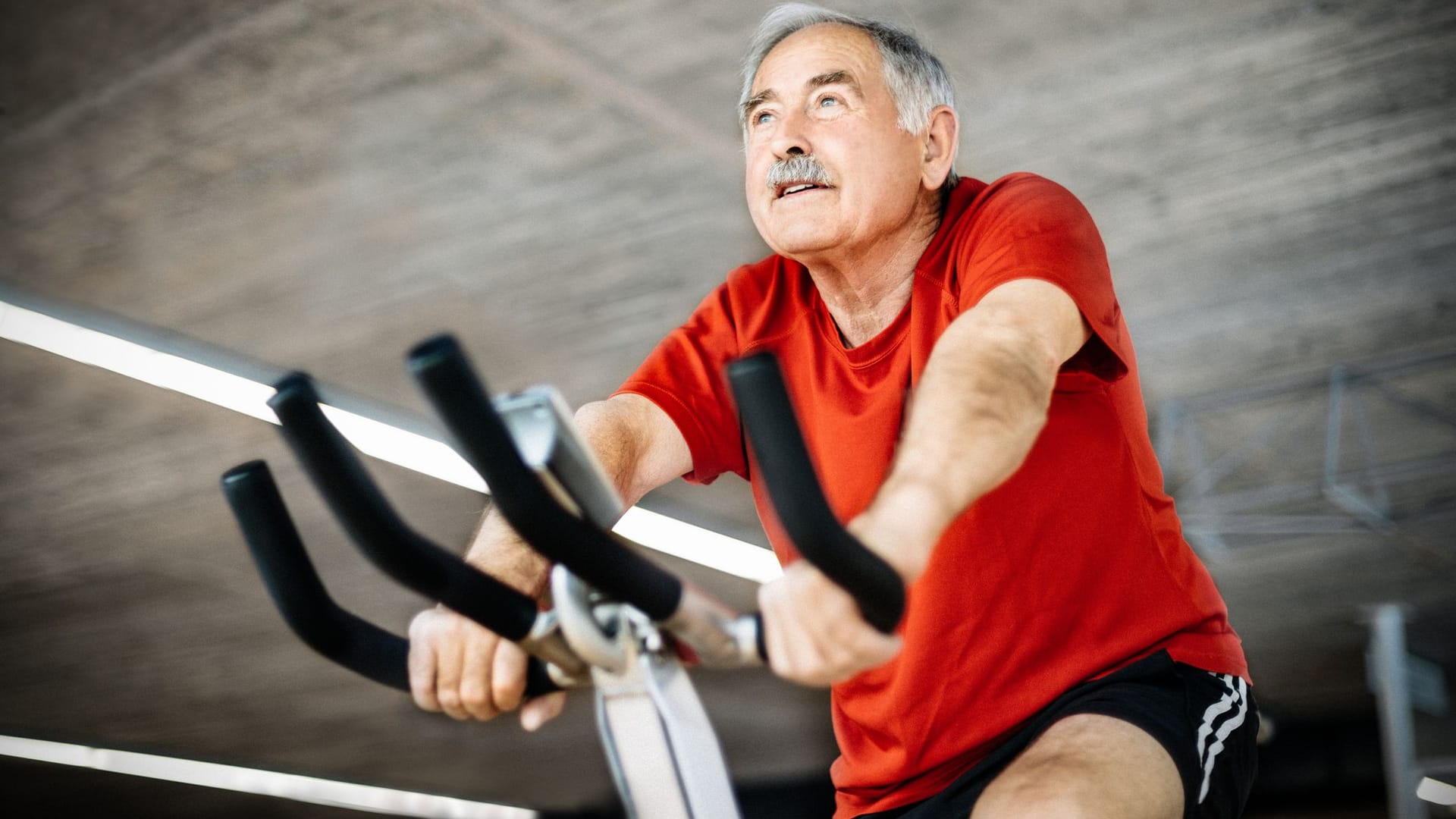 Mit einem Heimtrainer bleibt man auch zu Hause fit.