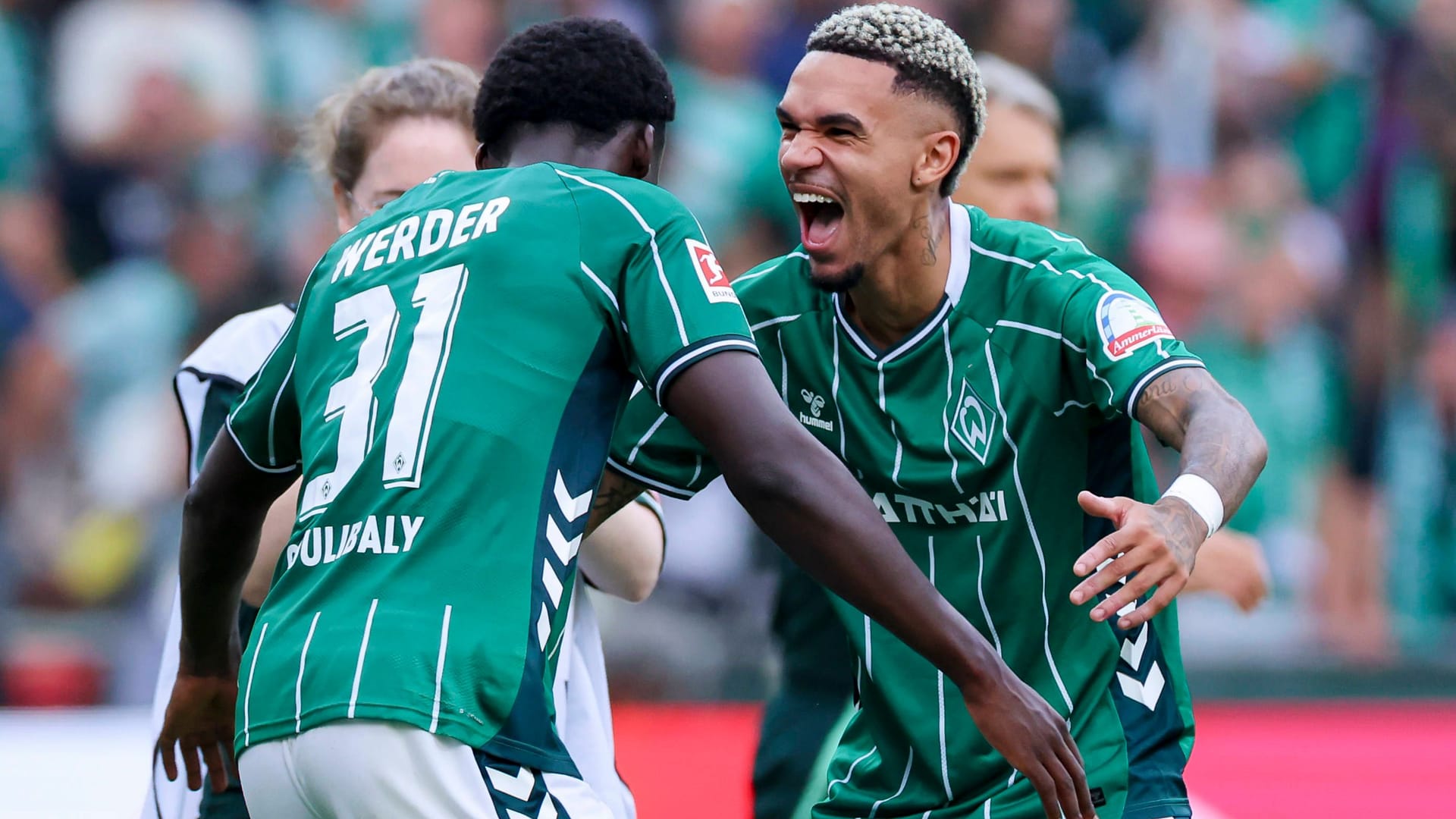 Ekstase: Bremens Coulibaly (li.) jubelt mit Teamkollege Njinmah über sein 3:3 gegen Bayer Leverkusen.