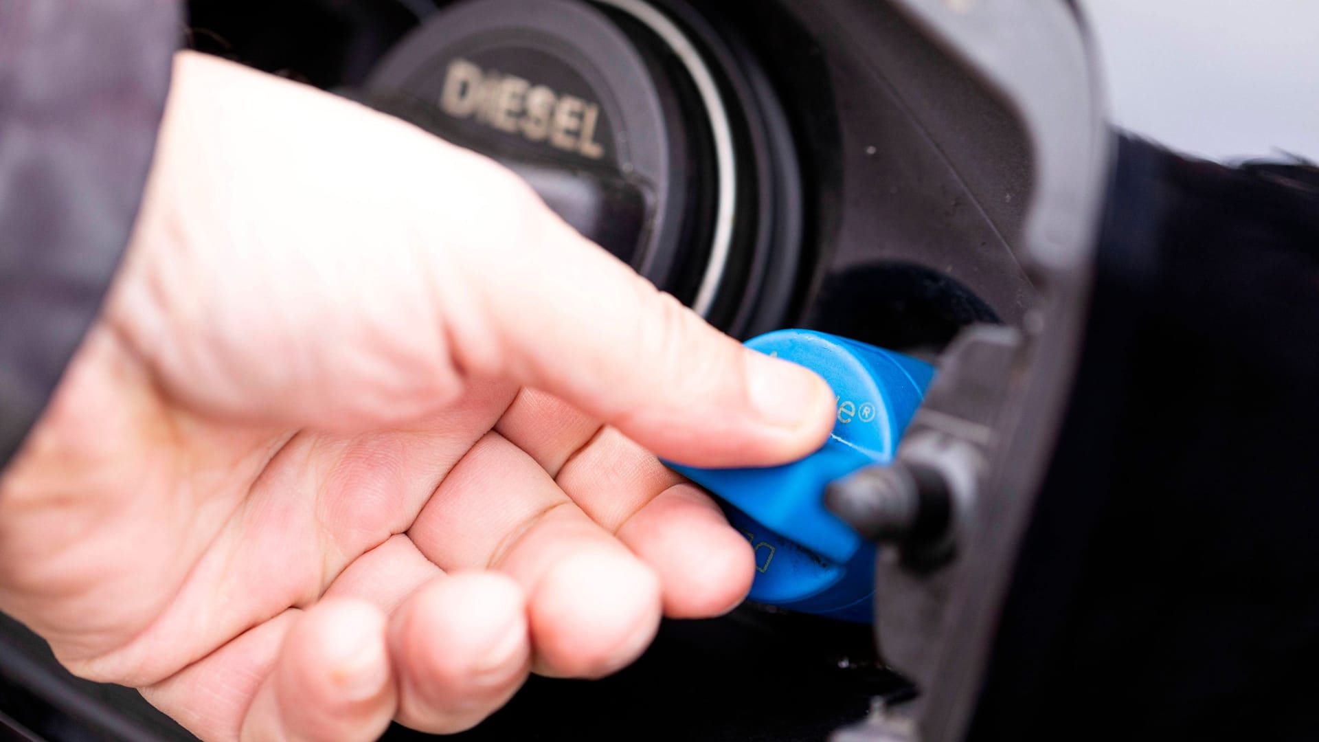 Hier droht der teure Fehler: AdBlue nie bis zum Rand nachfüllen.