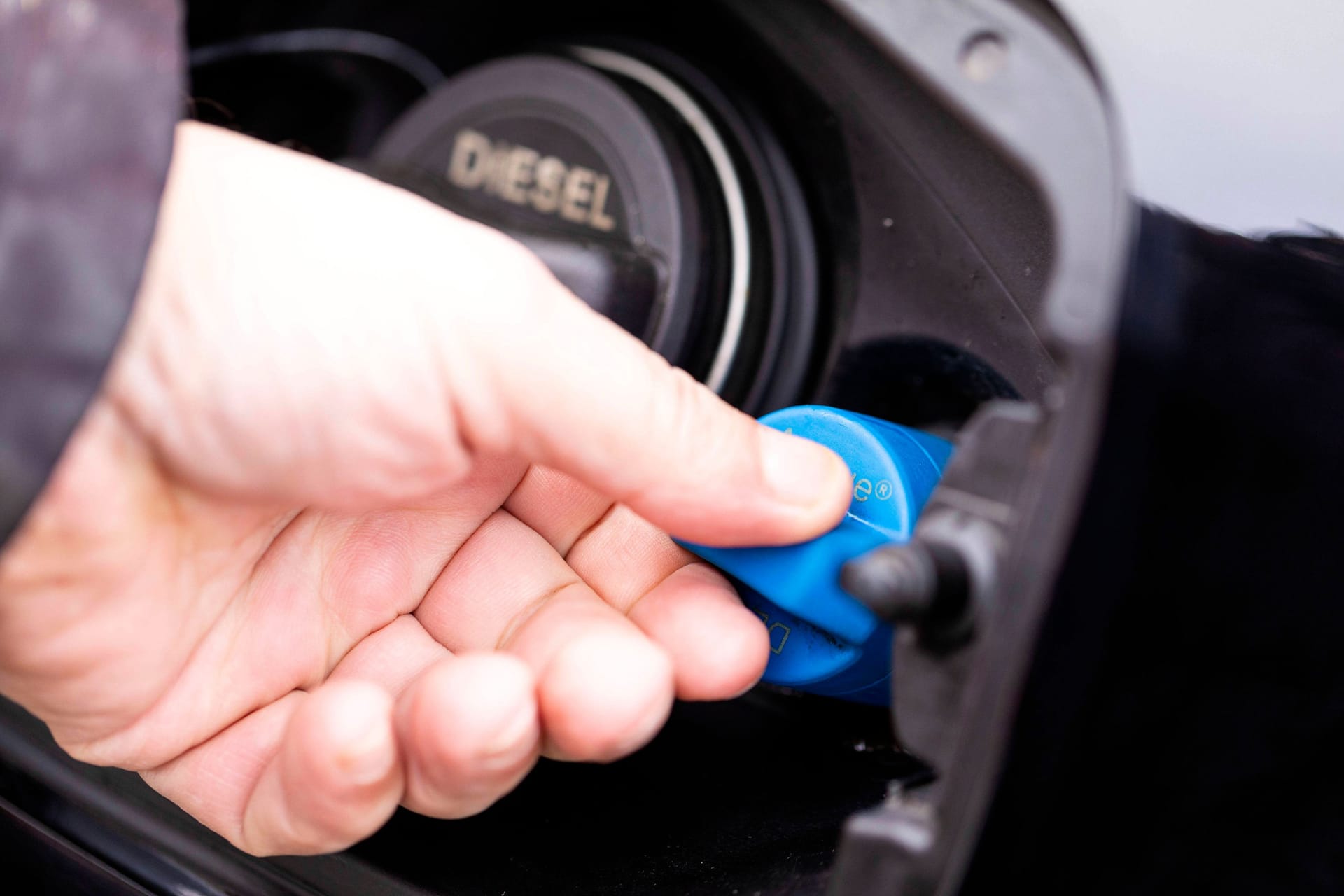 Hier droht der teure Fehler: AdBlue nie bis zum Rand nachfüllen.