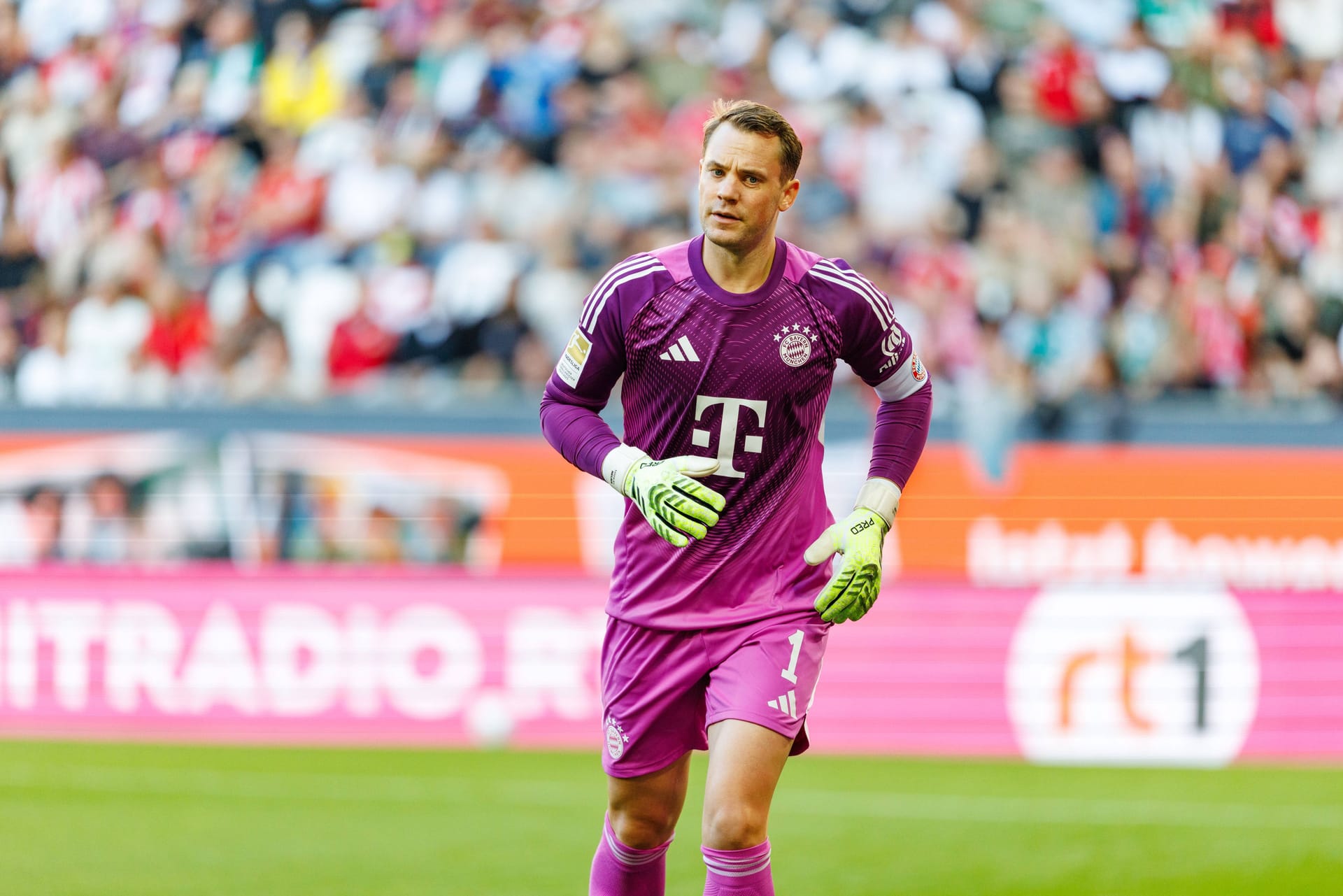 Manuel Neuer: Unglückliches Spiel. Zu zögerlich beim Rauslaufen, sprang unter einer FCA-Ecke durch (43.). Bis zum 1:3 ansonsten nicht gefordert, beim Gegentor machtlos. Dann in der Schlussphase mit einem Wackler, als ein Abschlag flach in der Mitte der eigenen Hälfte beim Gegenspieler landete (70.). Konnte auch beim zweiten Gegentor nichts machen. Note 4 Manuel Neuer: Unglückliches Spiel. Zu zögerlich beim Rauslaufen, sprang unter einer FCA-Ecke durch (43.). Bis zum 1:3 ansonsten nicht gefordert, beim Gegentor machtlos. Dann in der Schlussphase mit einem Wackler, als ein Abschlag flach in der Mitte der eigenen Hälfte beim Gegenspieler landete (70.). Konnte auch beim zweiten Gegentor nichts machen. Note 4