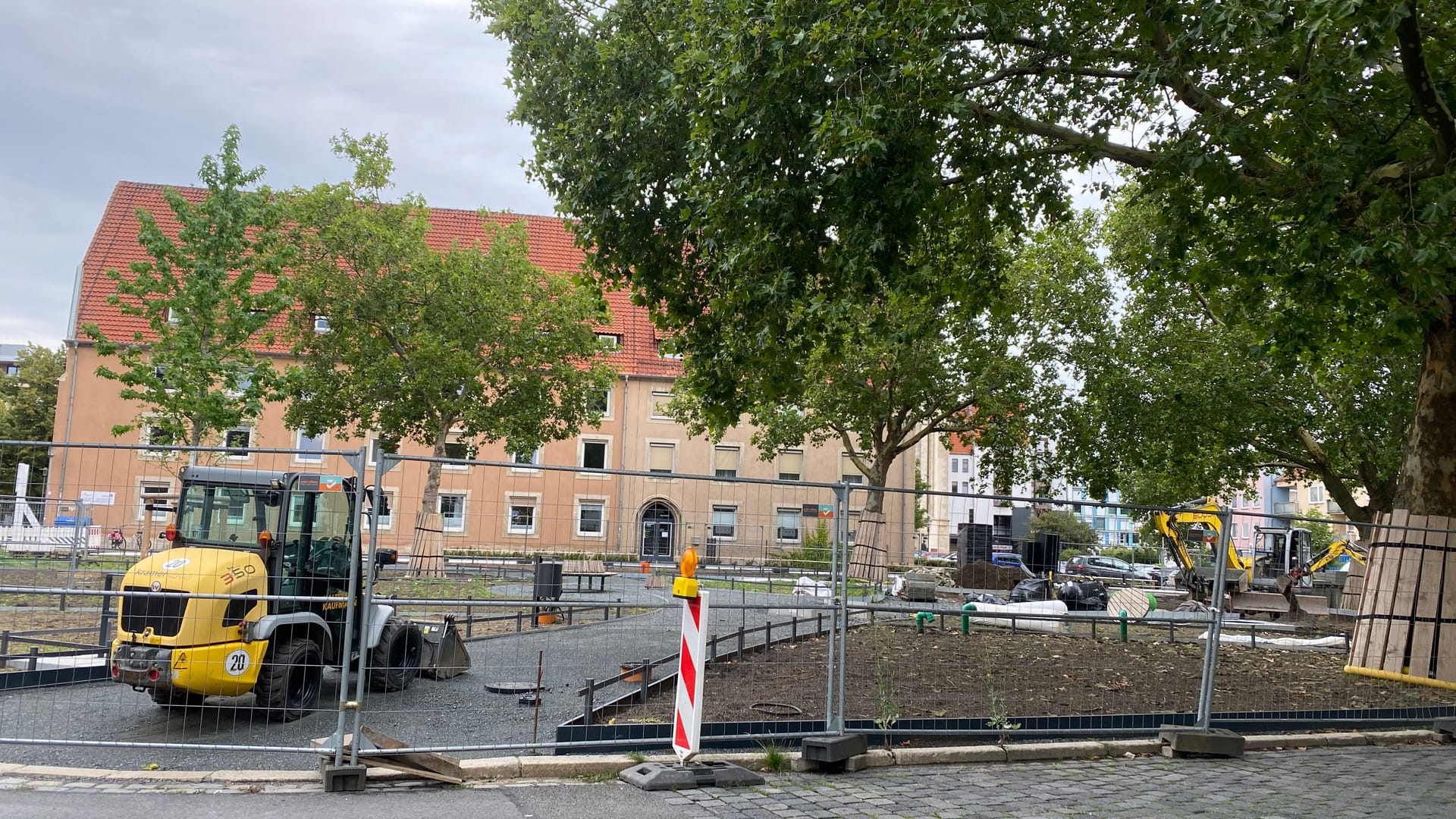 Der Umbau ist in vollem Gange: Einst parkten hier zahlreiche Autos. Der Umbau ist in vollem Gange: Einst parkten hier zahlreiche Autos.