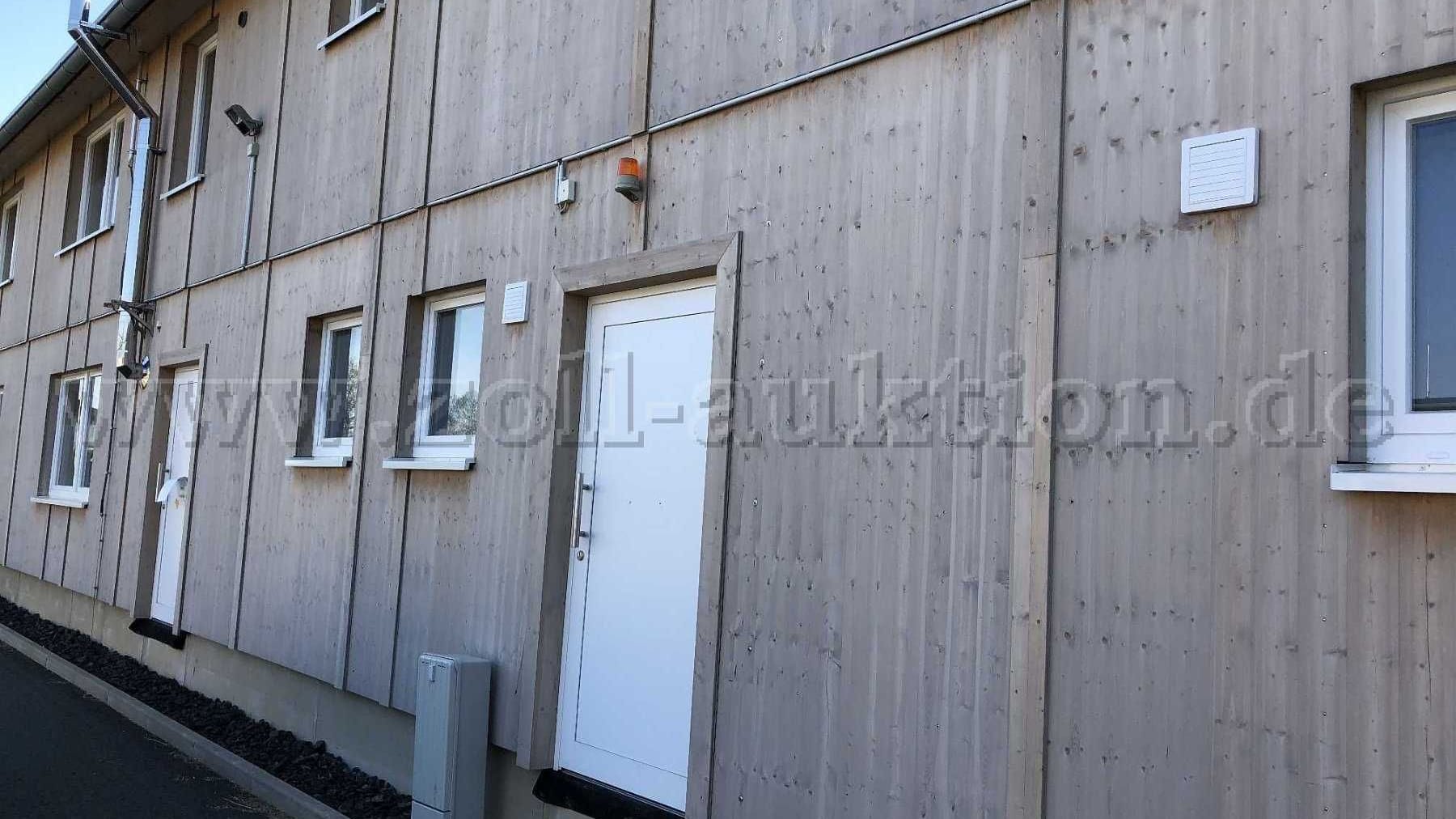 Außenansicht: Die Fassade ist laut Anbieter in einem guten, wenn auch "typischen, witterungsbedingten" Zustand.