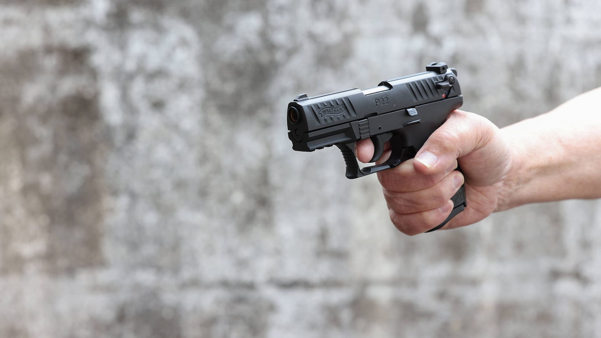 Ein Mann mit einer Schreckschusspistole (Symbolbild): Als der junge Mann abdrückte, reagierte die Waffe nicht wie erwartet.