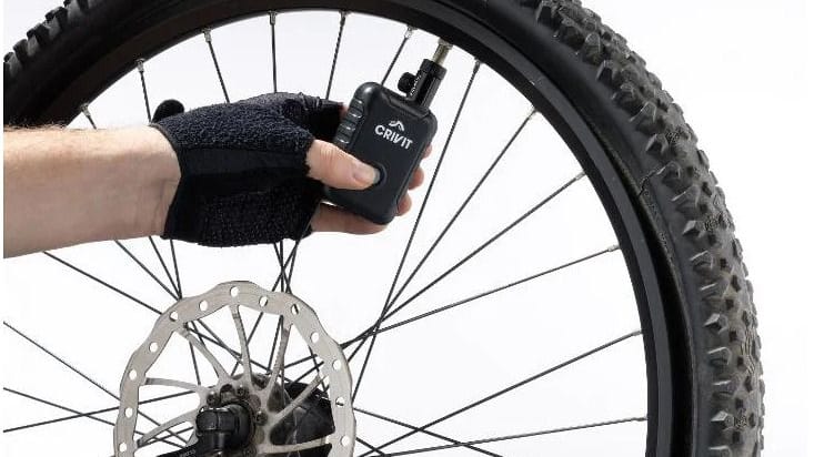 Der Mini-Kompressor von Lidl passt in jedes Fahrradgepäck und ist ideal für unterwegs.