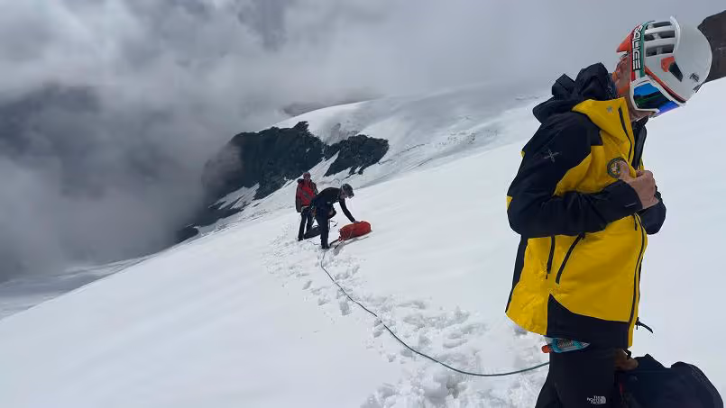 Einsatzkräfte der Bergrettung: Wegen der Lawinengefahr musste ein Rettungsversuch am Boden abgebrochen werden.