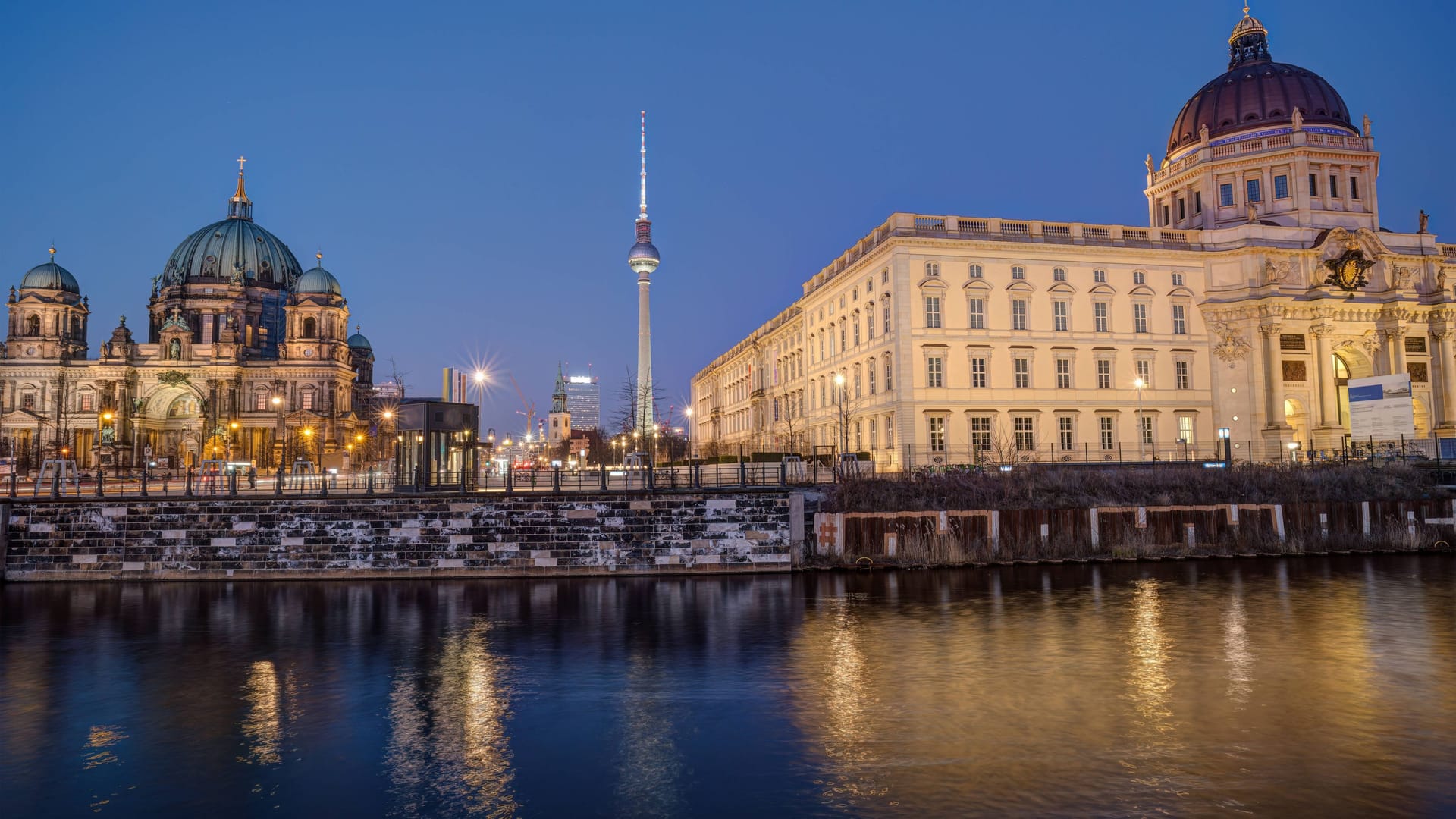 Das Humboldt Forum rechts im Bild (Archivbild): Hier ist es zu einer Messerattacke gekommen.