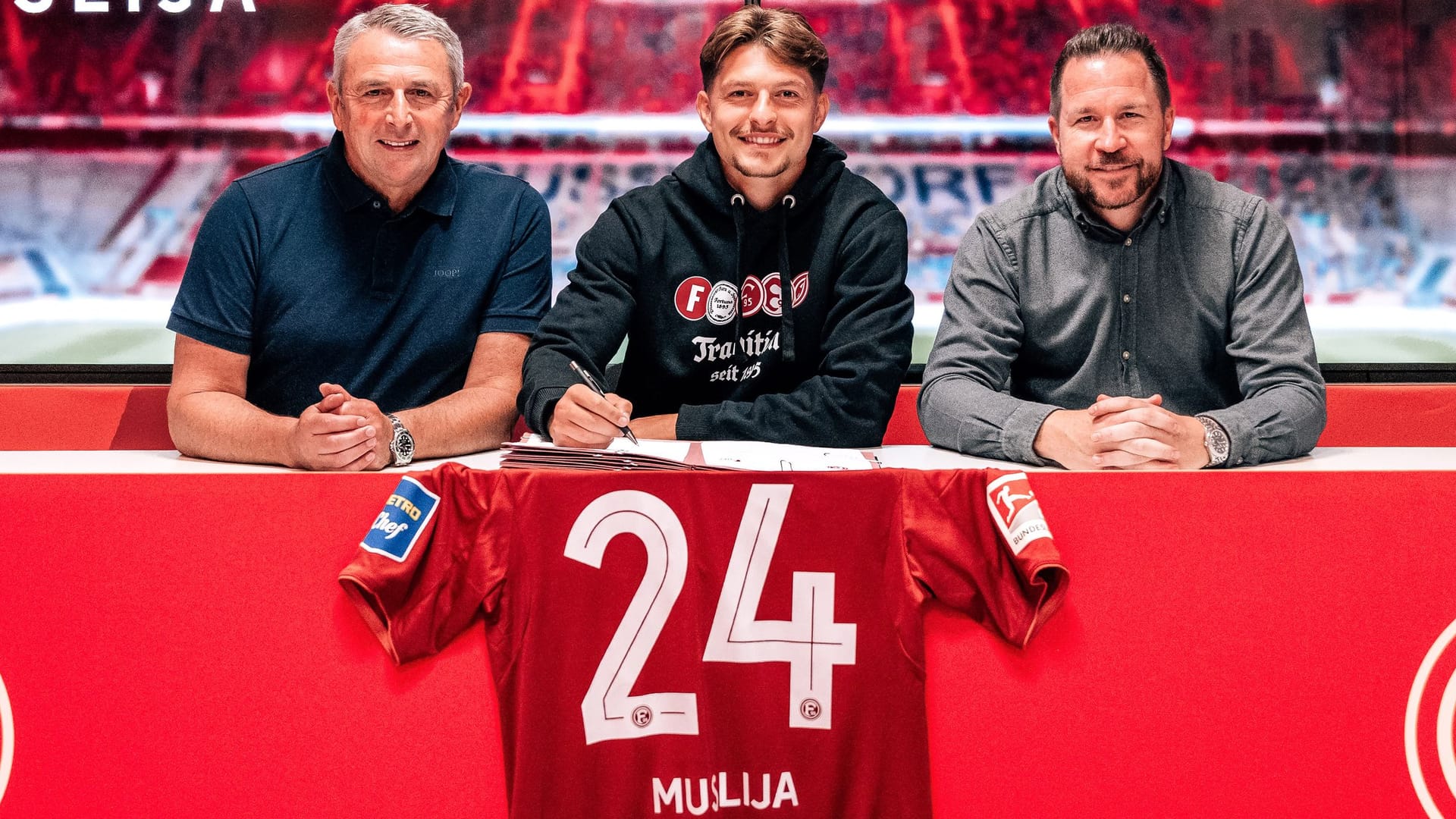 Klaus Allofs, Florent Muslija und Christian Weber (v.l.): Der Ex-Freiburger spielt in Zukunft in einem anderen Trikot.
