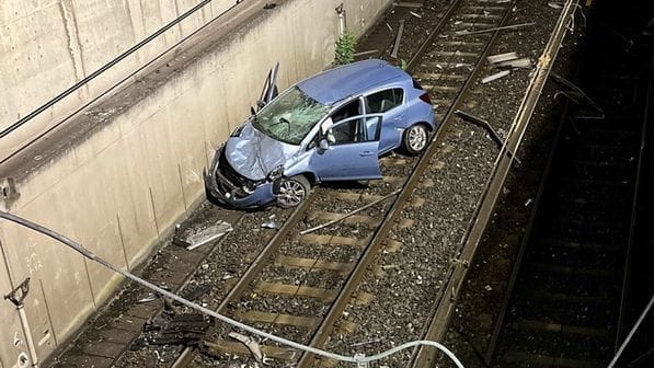 Ungewöhnlicher Polizeieinsatz in Duisburg: Ein Auto stürzte fast sechs Meter tief in einen U-Bahn-Schacht.