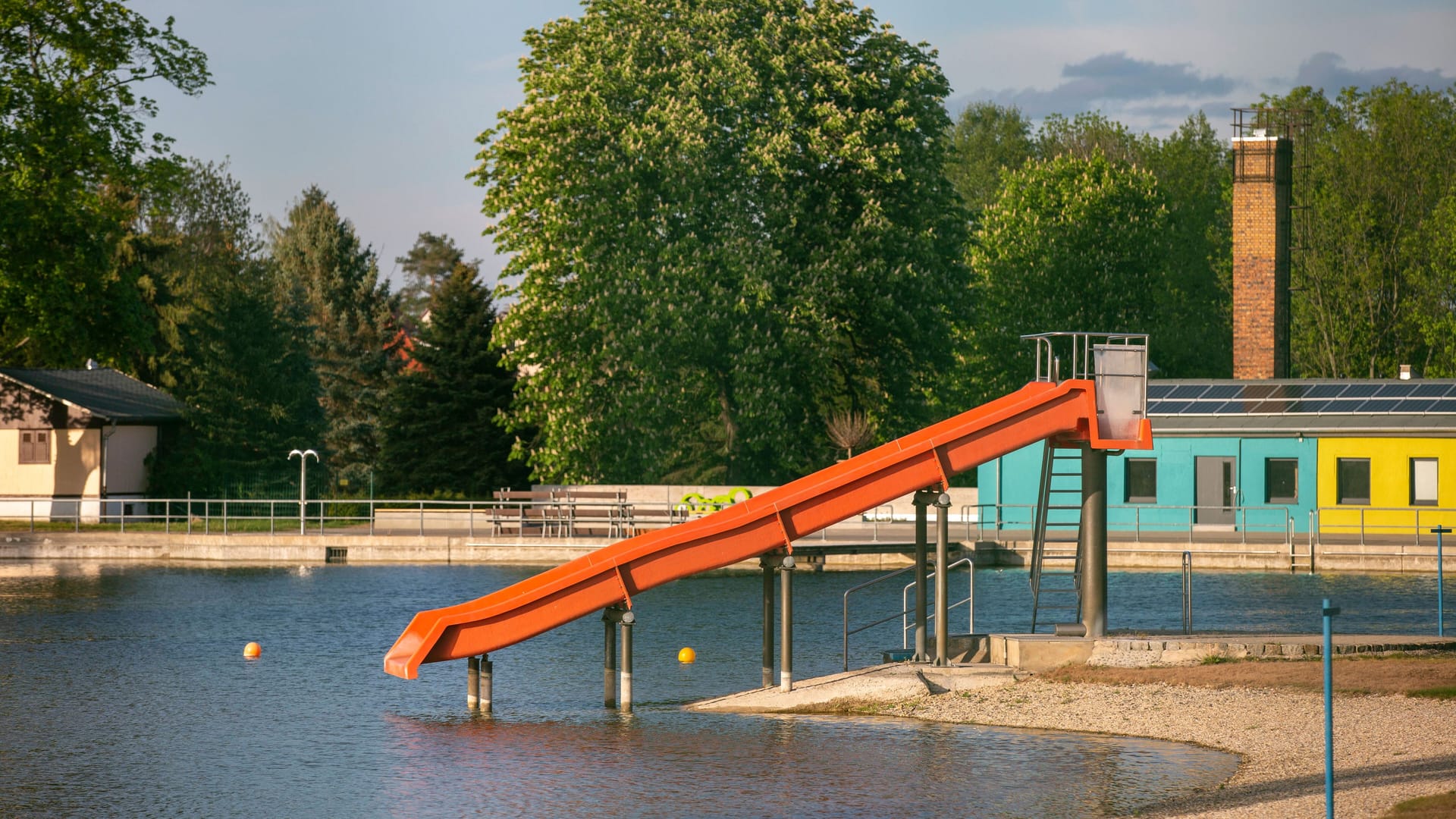 Leere Rutsche im Naturbad Mockritz in Dresden: Trotz Zerkarien-Befall bleibt das Bad geöffnet. Leere Rutsche im Naturbad Mockritz in Dresden: Trotz Zerkarien-Befall bleibt das Bad geöffnet.
