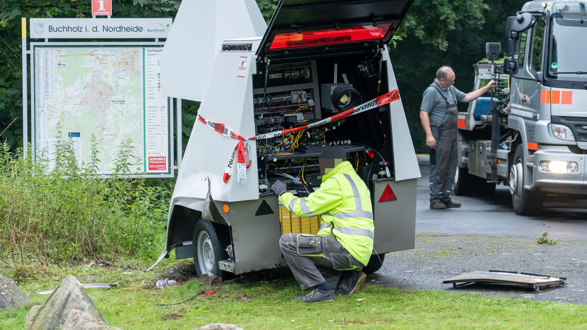 Techniker sichern die Reste des Geräts: Eine Explosion hat einen neuen Blitzer an der B3 zerstört. Techniker sichern die Reste des Geräts: Eine Explosion hat einen neuen Blitzer an der B3 zerstört.