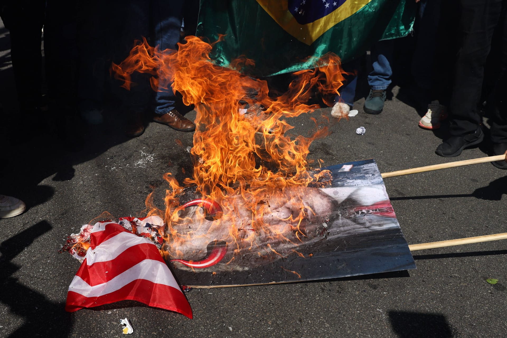 In São Paulo zündeten Demonstranten Plakate und Figuren mit dem Konterfei von Donald Trump und dem ehemaligen brasilianischen Präsidenten Jair Bolsonaro an.